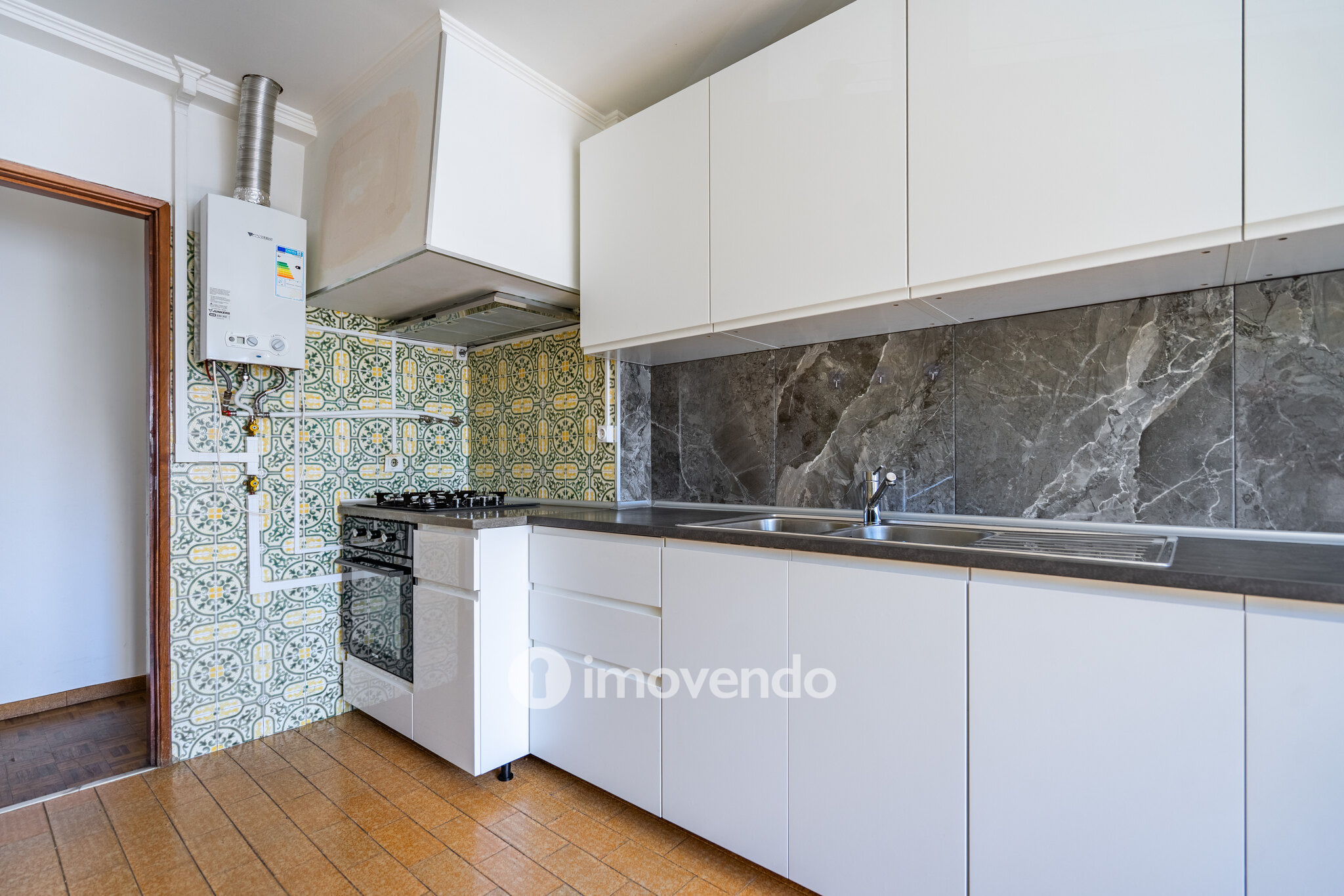 Apartamento T2, com boa luz natural, em Odivelas