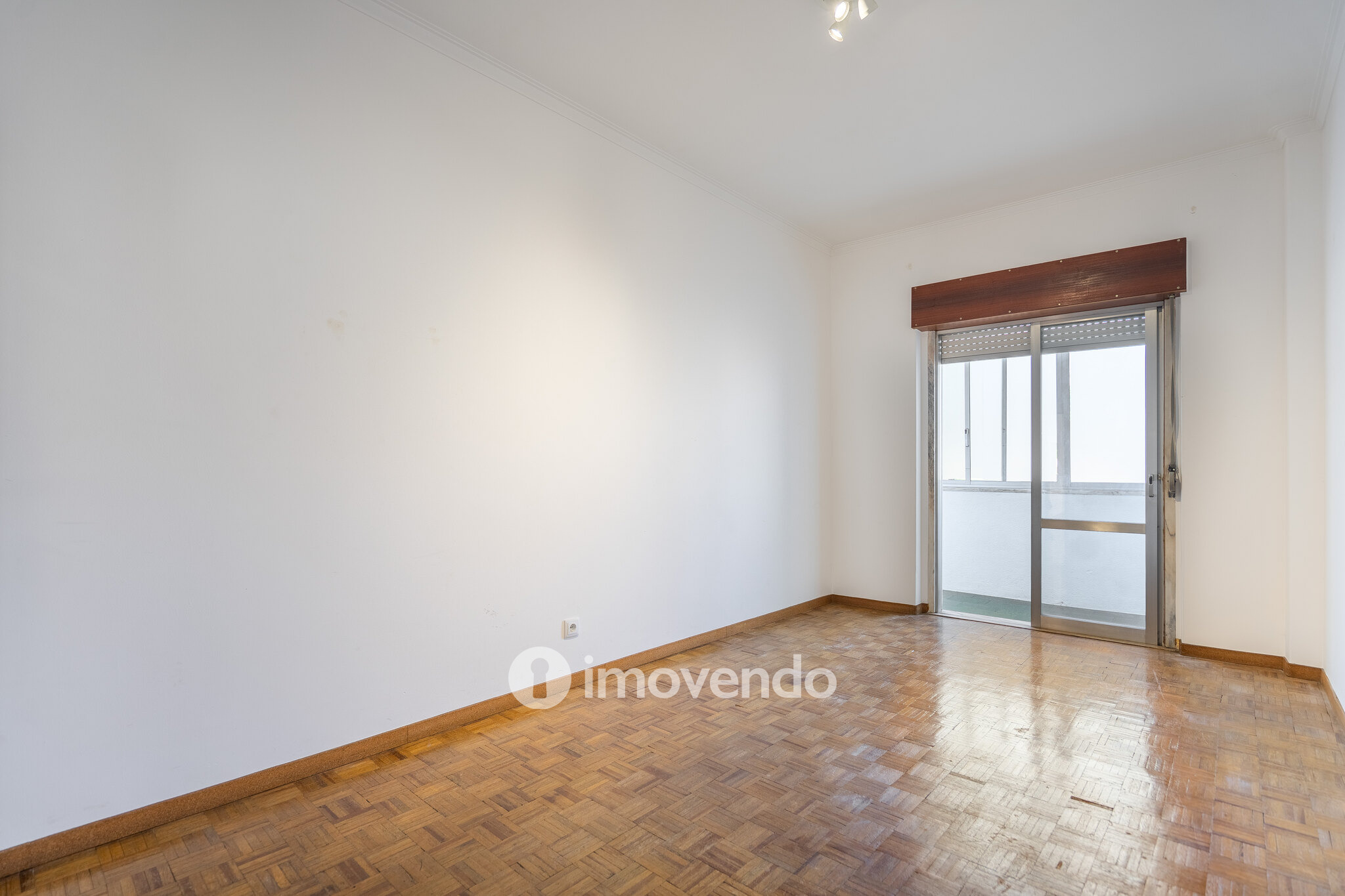 Apartamento T2, com boa luz natural, em Odivelas