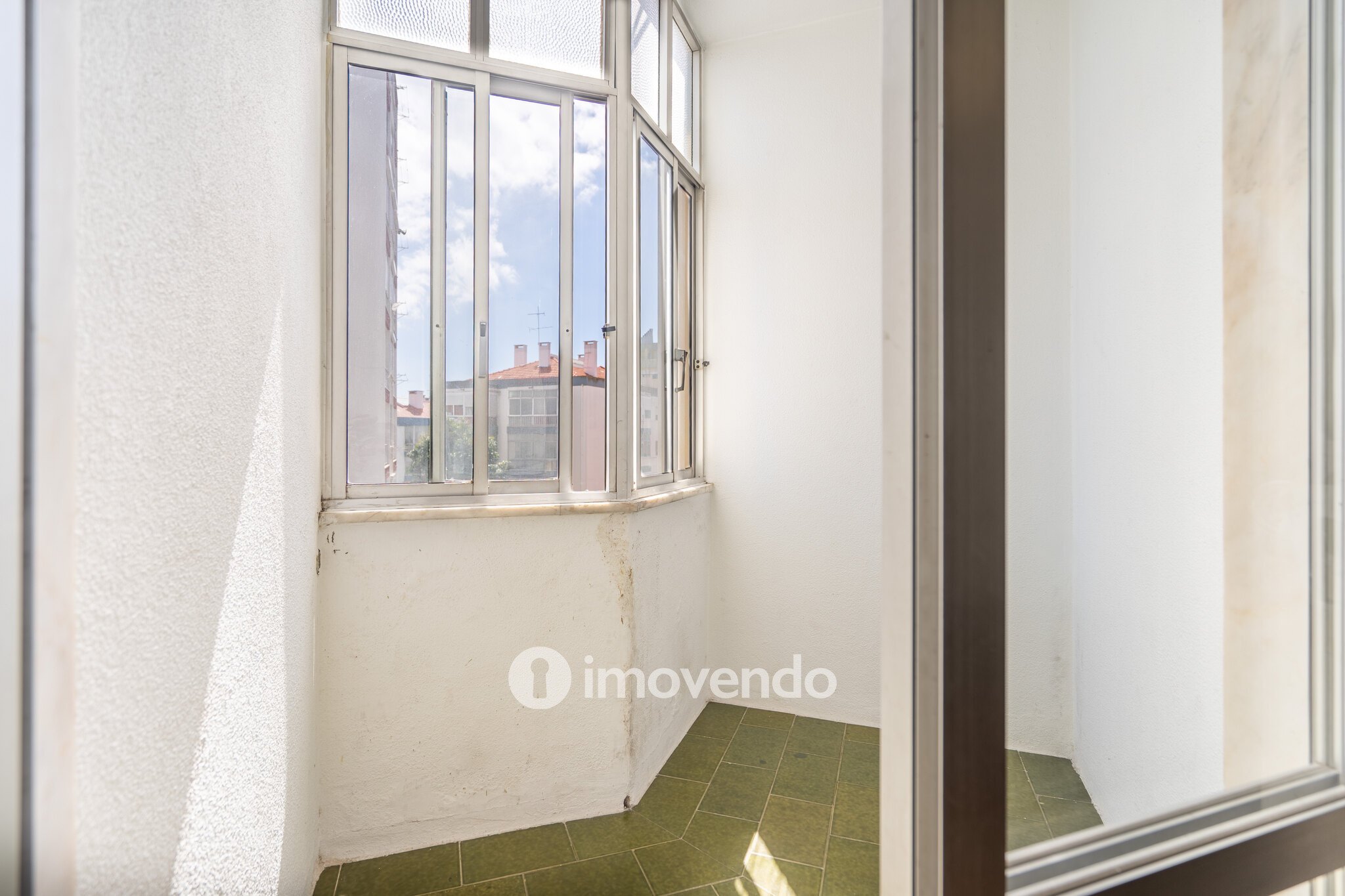Apartamento T2, com boa luz natural, em Odivelas