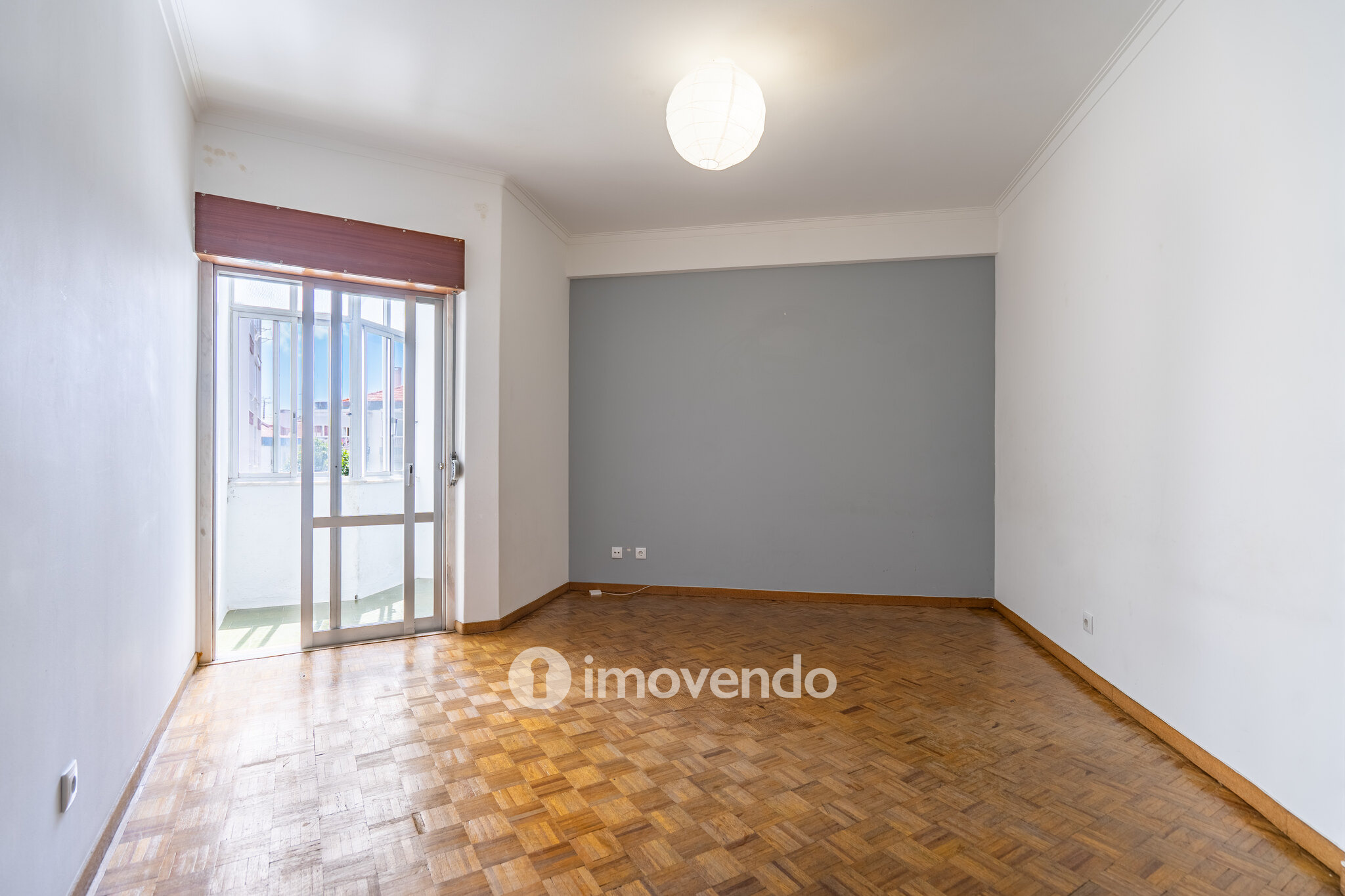Apartamento T2, com boa luz natural, em Odivelas