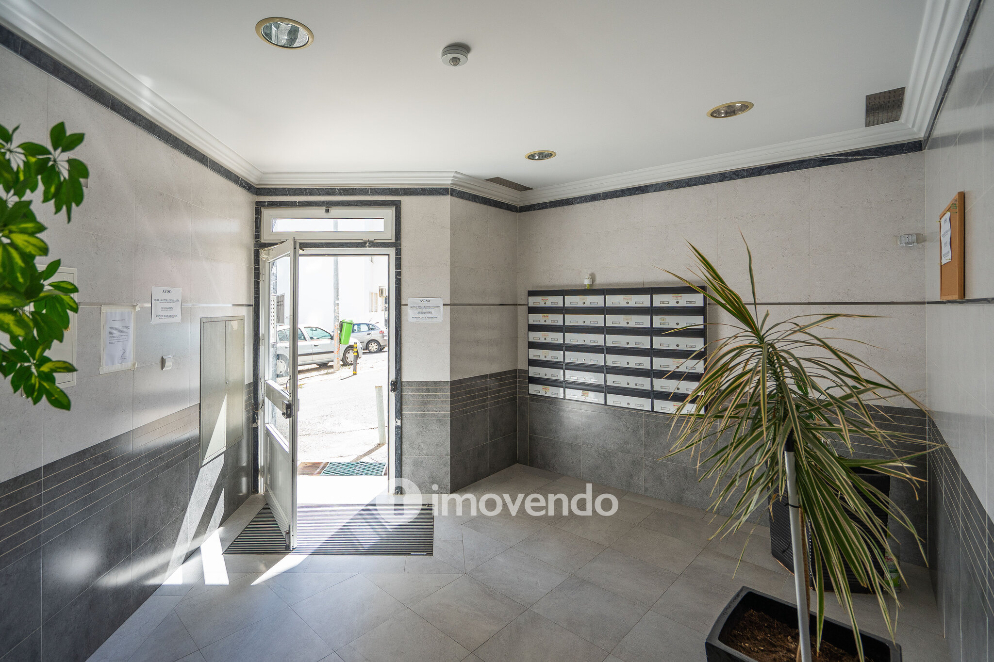 Apartamento T2, com boa luz natural, em Odivelas