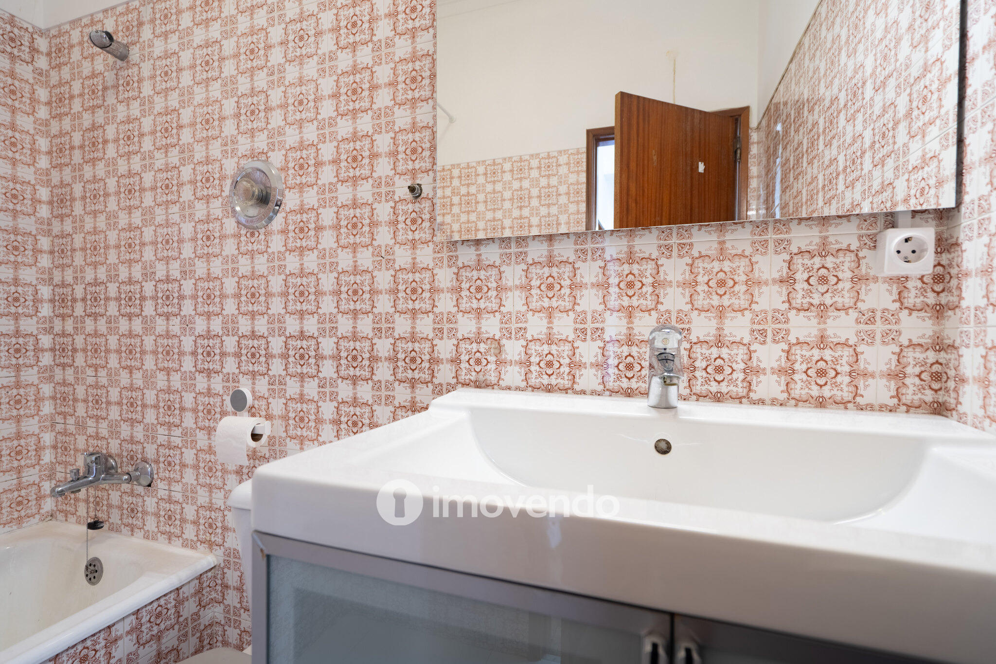 Apartamento T2, com boa luz natural, em Odivelas