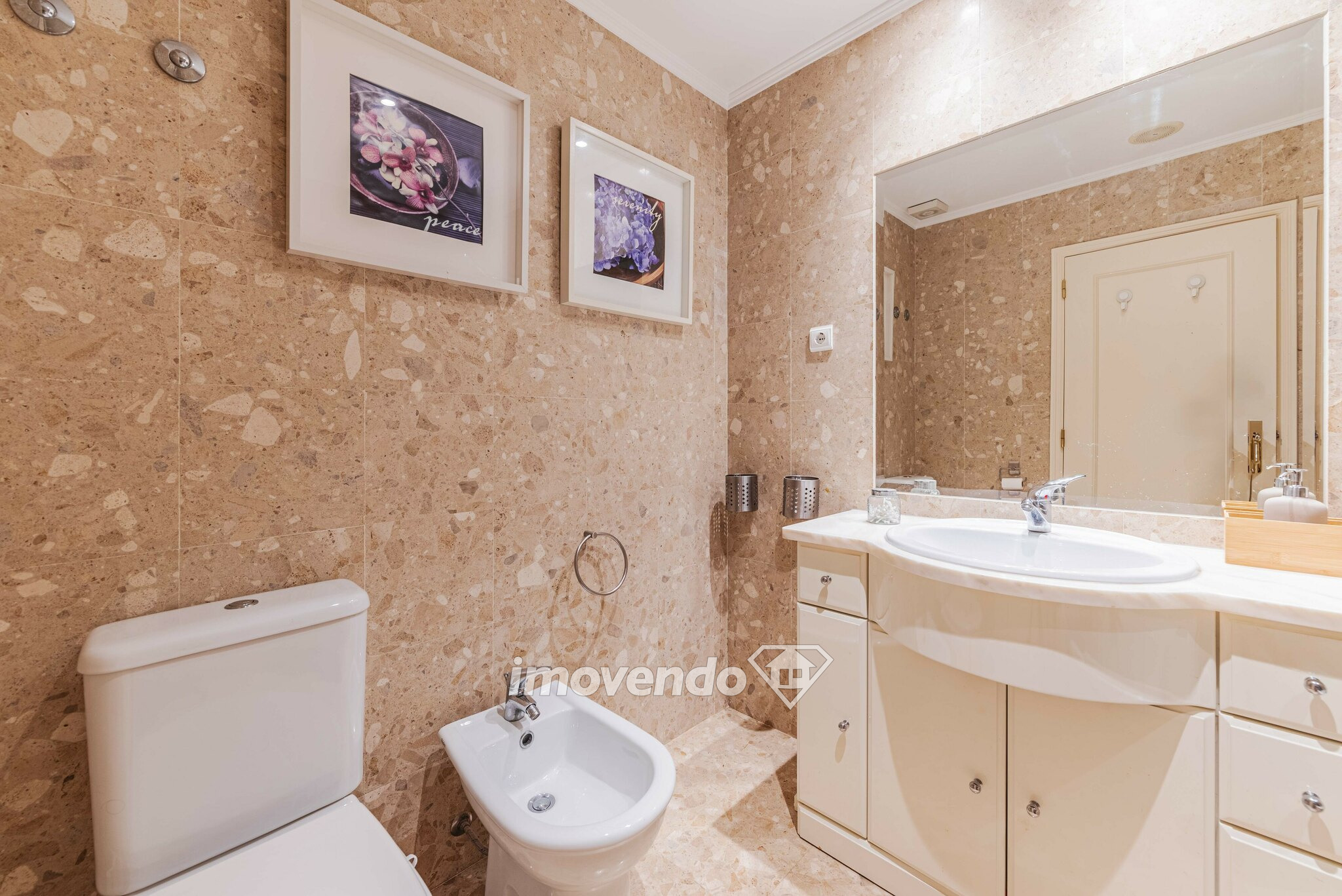 Apartamento T2 único, com garagem e terraço, na Urbanização Tagus Park