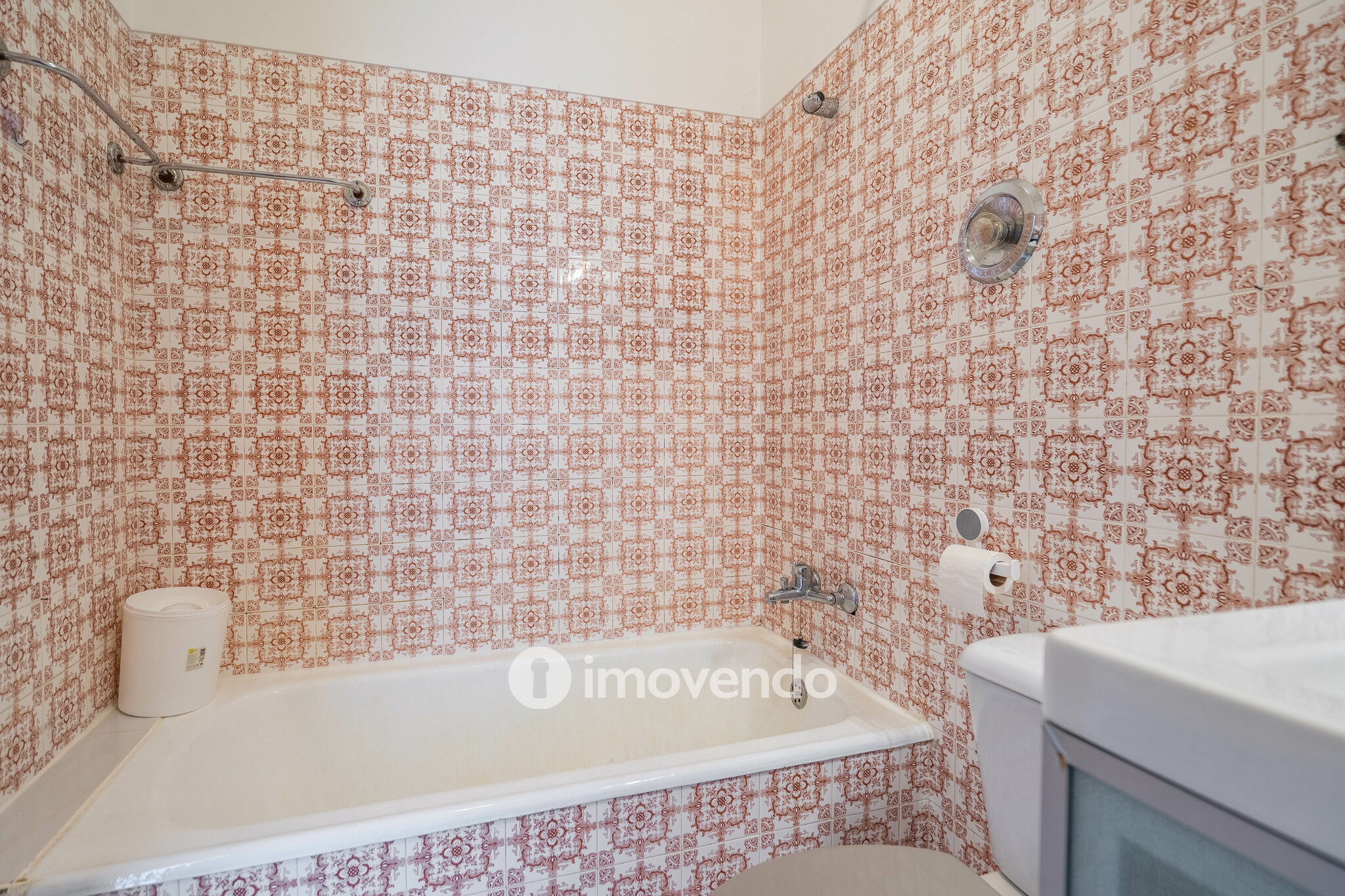 Apartamento T2, com boa luz natural, em Odivelas
