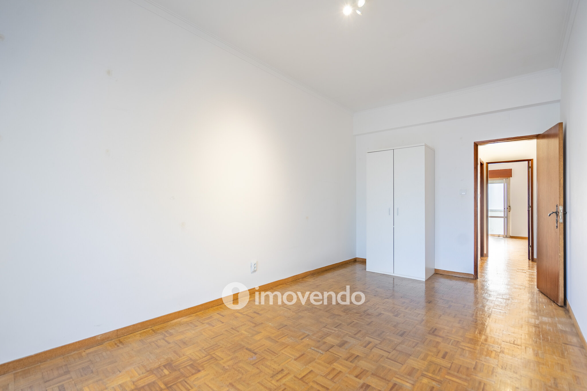 Apartamento T2, com boa luz natural, em Odivelas