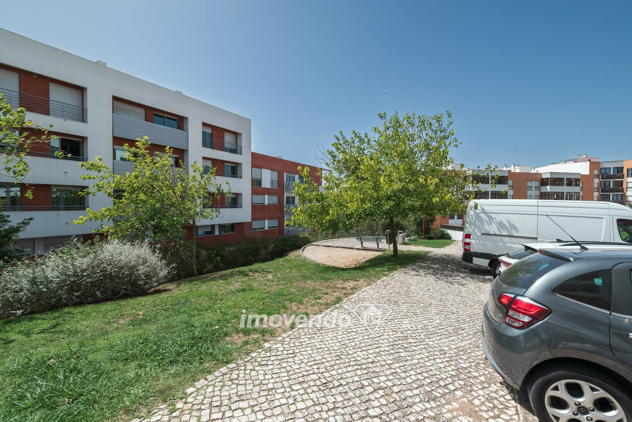 Apartamento T2 único, com garagem e terraço, na Urbanização Tagus Park