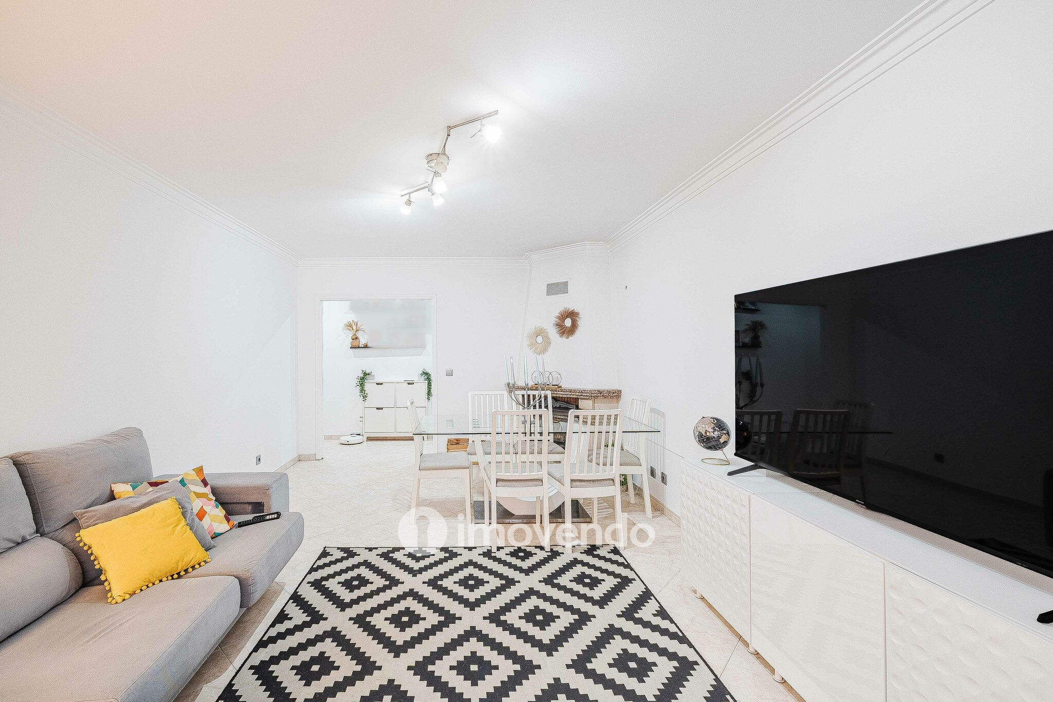 Apartamento T3, com estacionamento e arrecadação, na Ramada