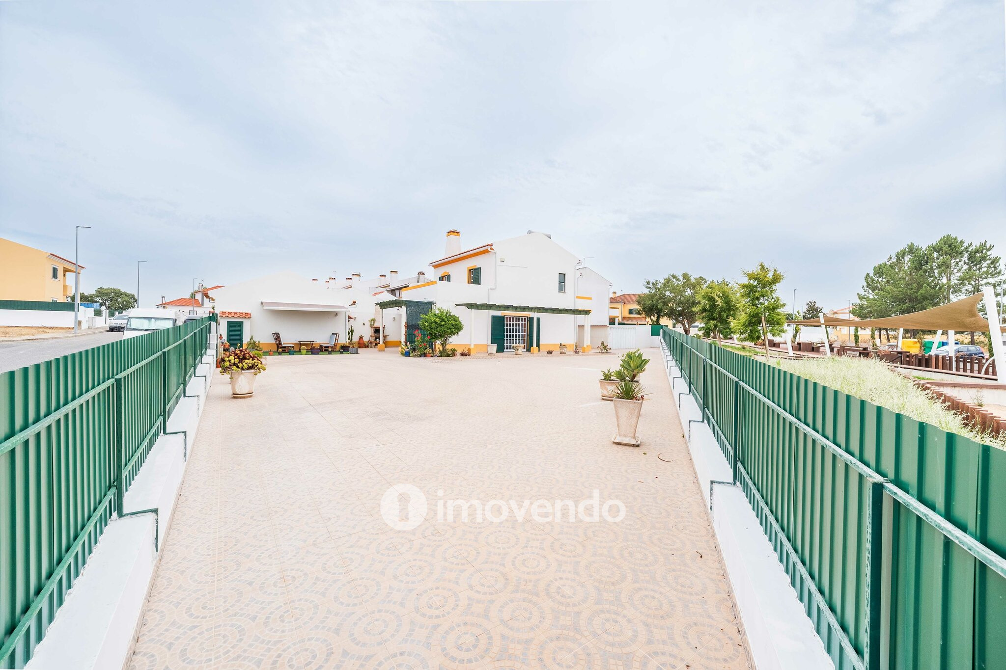 Moradia T4 com garagem e espaço exterior enorme, em Coruche