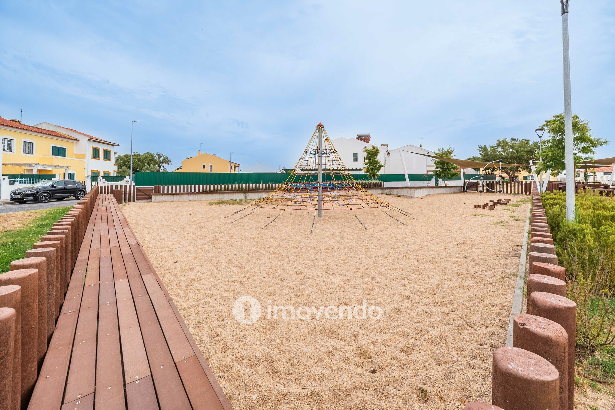Moradia T4 com garagem e espaço exterior enorme, em Coruche