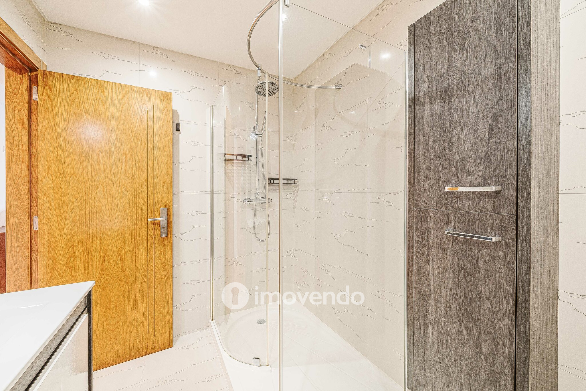 Apartamento T2 moderno, com garagem e varanda, no Milharado