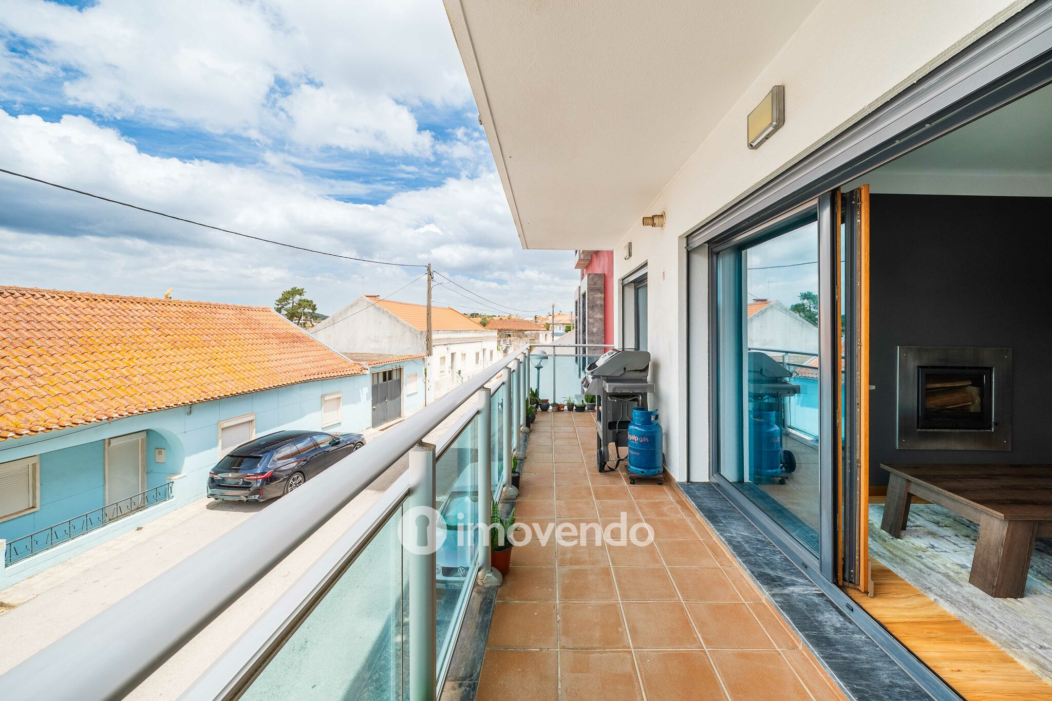 Apartamento T2 moderno, com garagem e varanda, no Milharado