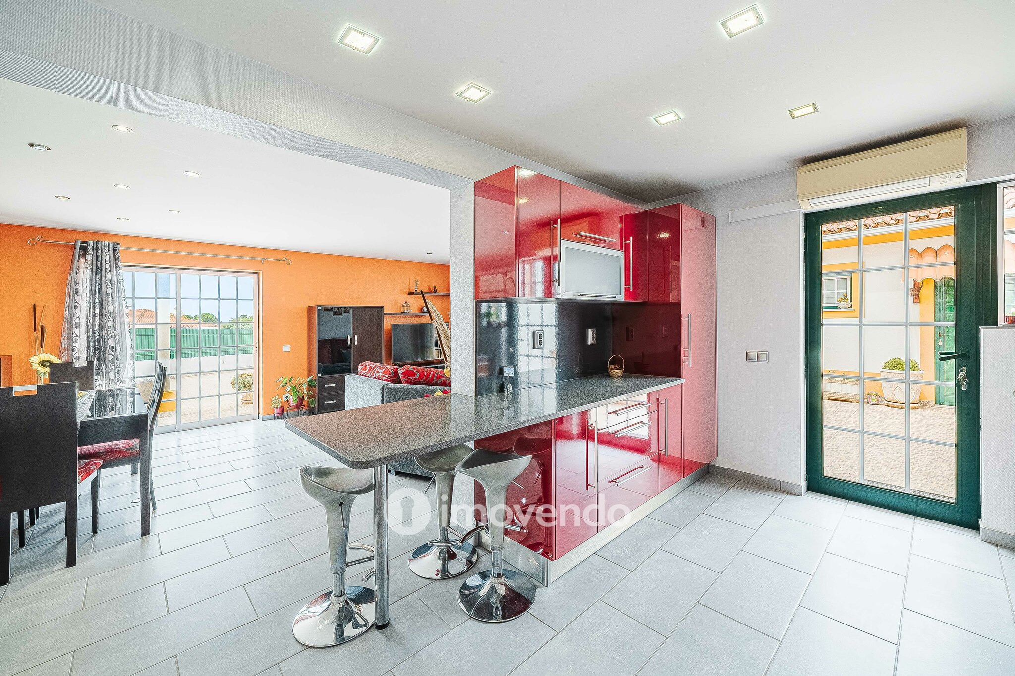 Moradia T4 com garagem e espaço exterior enorme, em Coruche