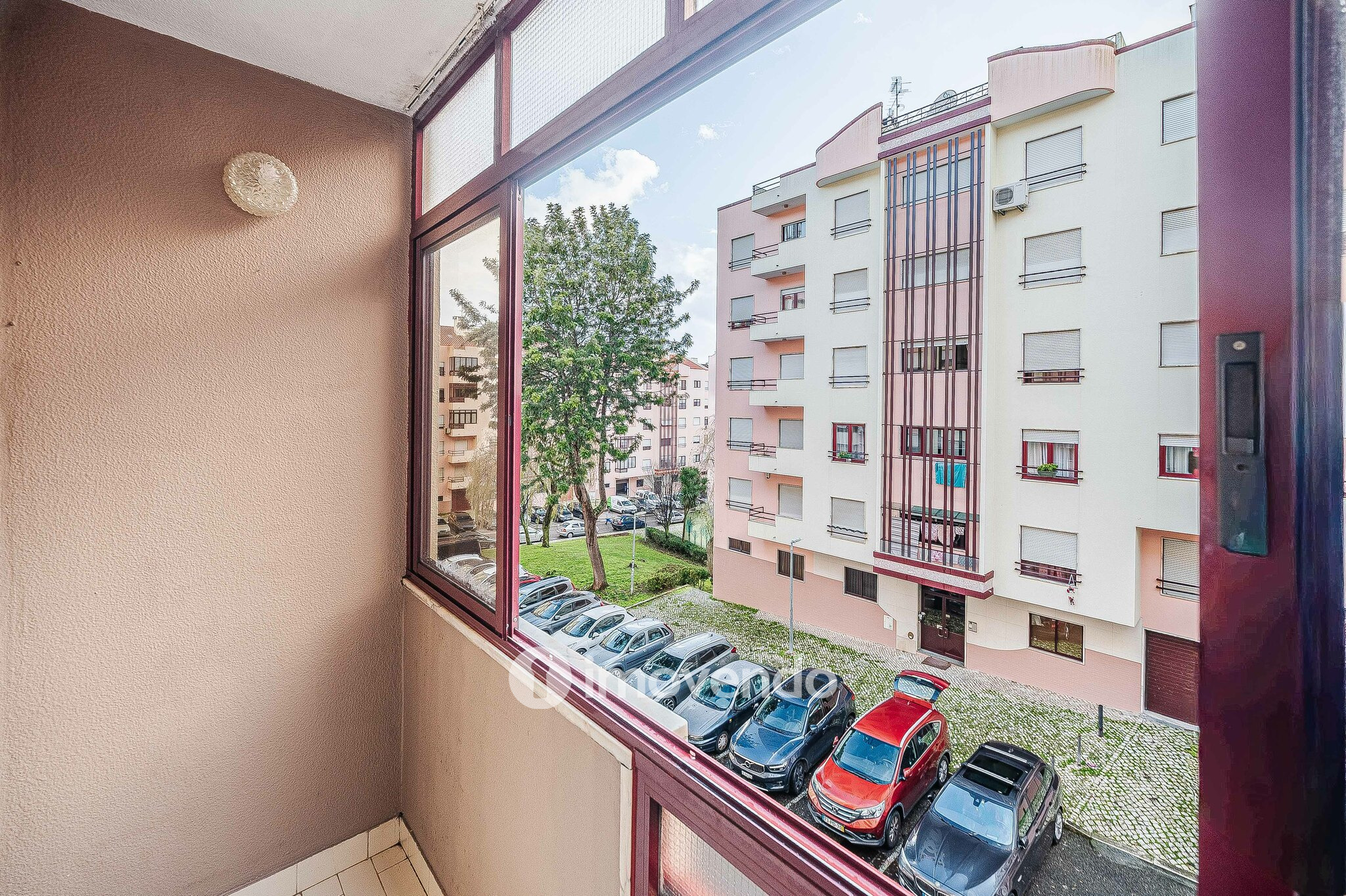 Apartamento T3, com estacionamento e arrecadação, na Ramada