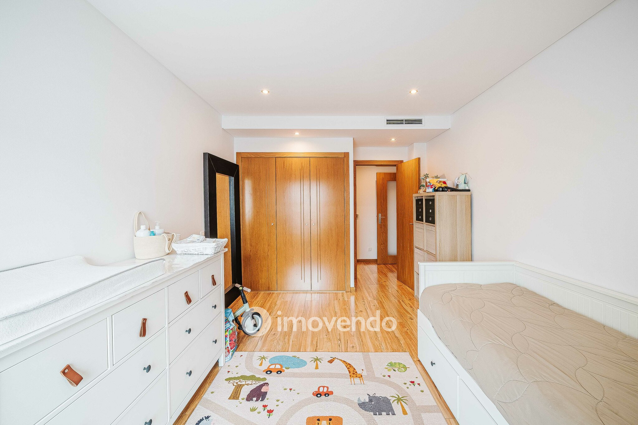 Apartamento T2 moderno, com garagem e varanda, no Milharado