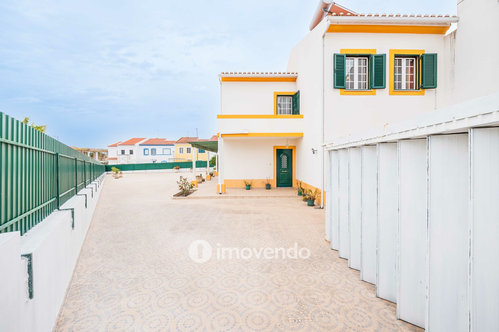 Moradia T4 com garagem e espaço exterior enorme, em Coruche