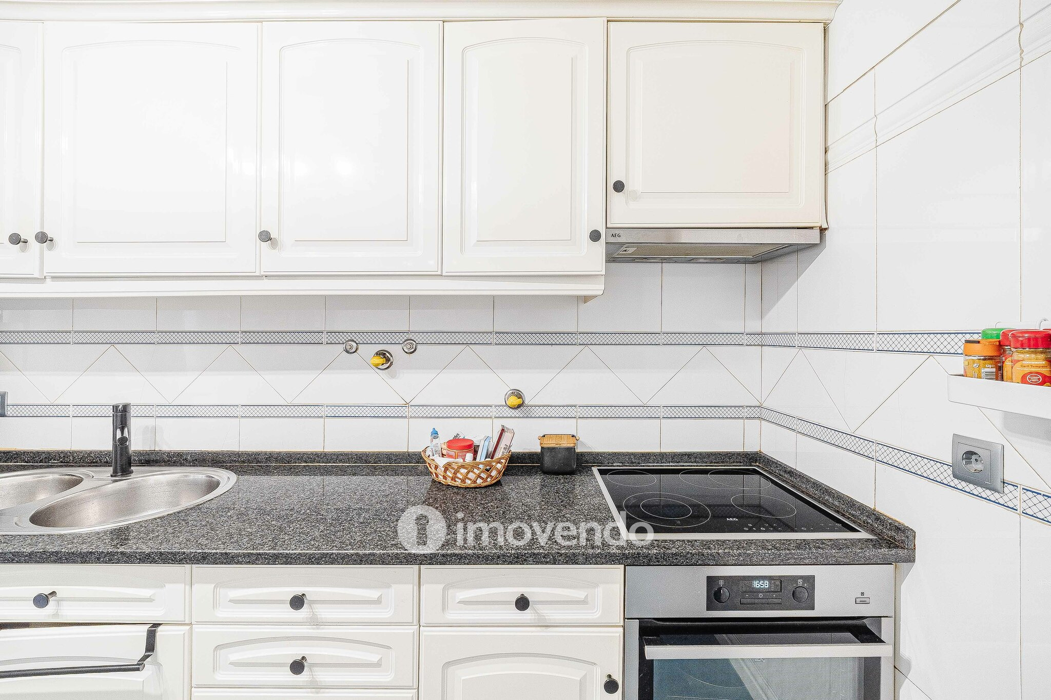 Apartamento T3, com estacionamento e arrecadação, na Ramada