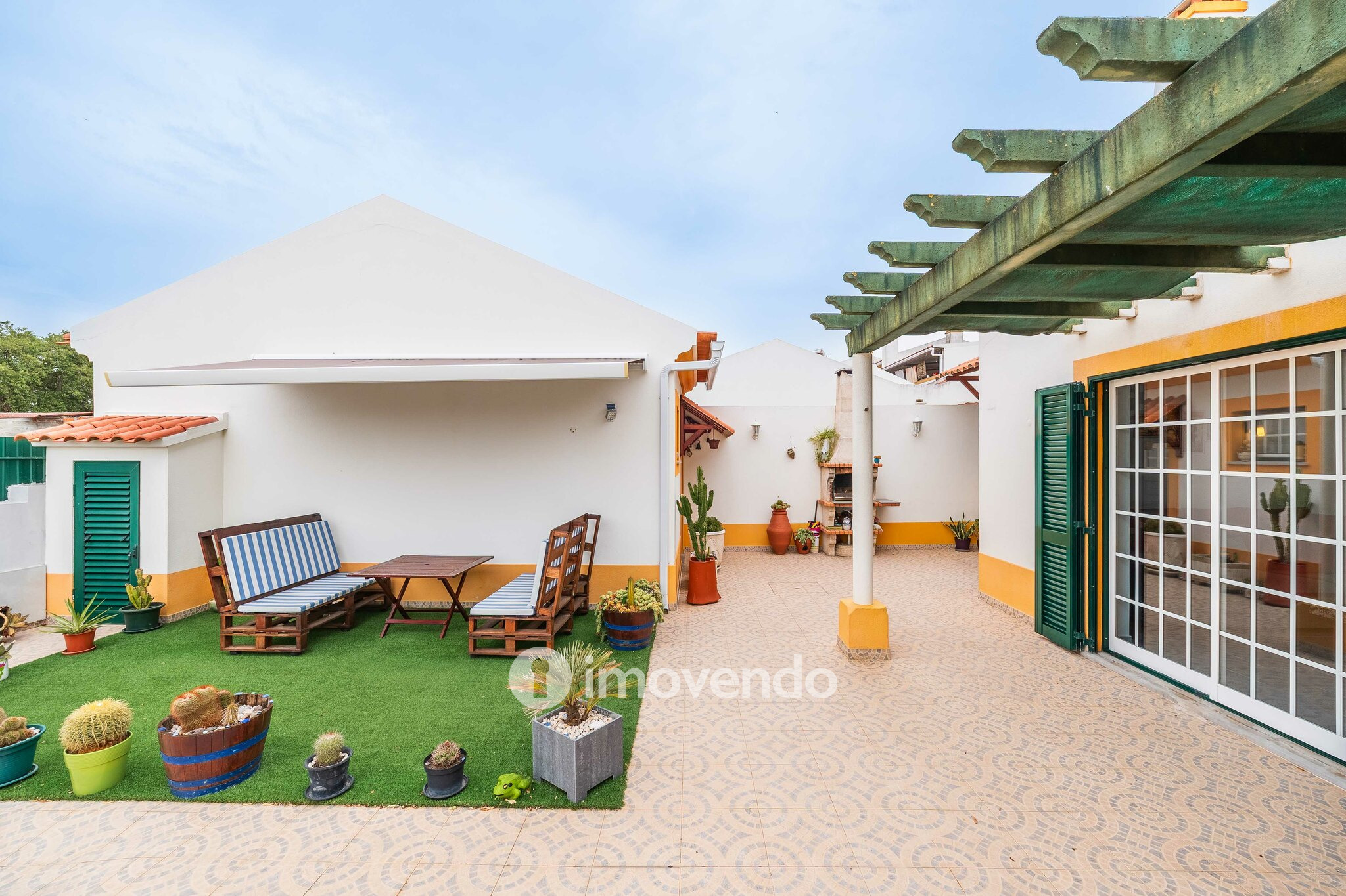 Moradia T4 com garagem e espaço exterior enorme, em Coruche