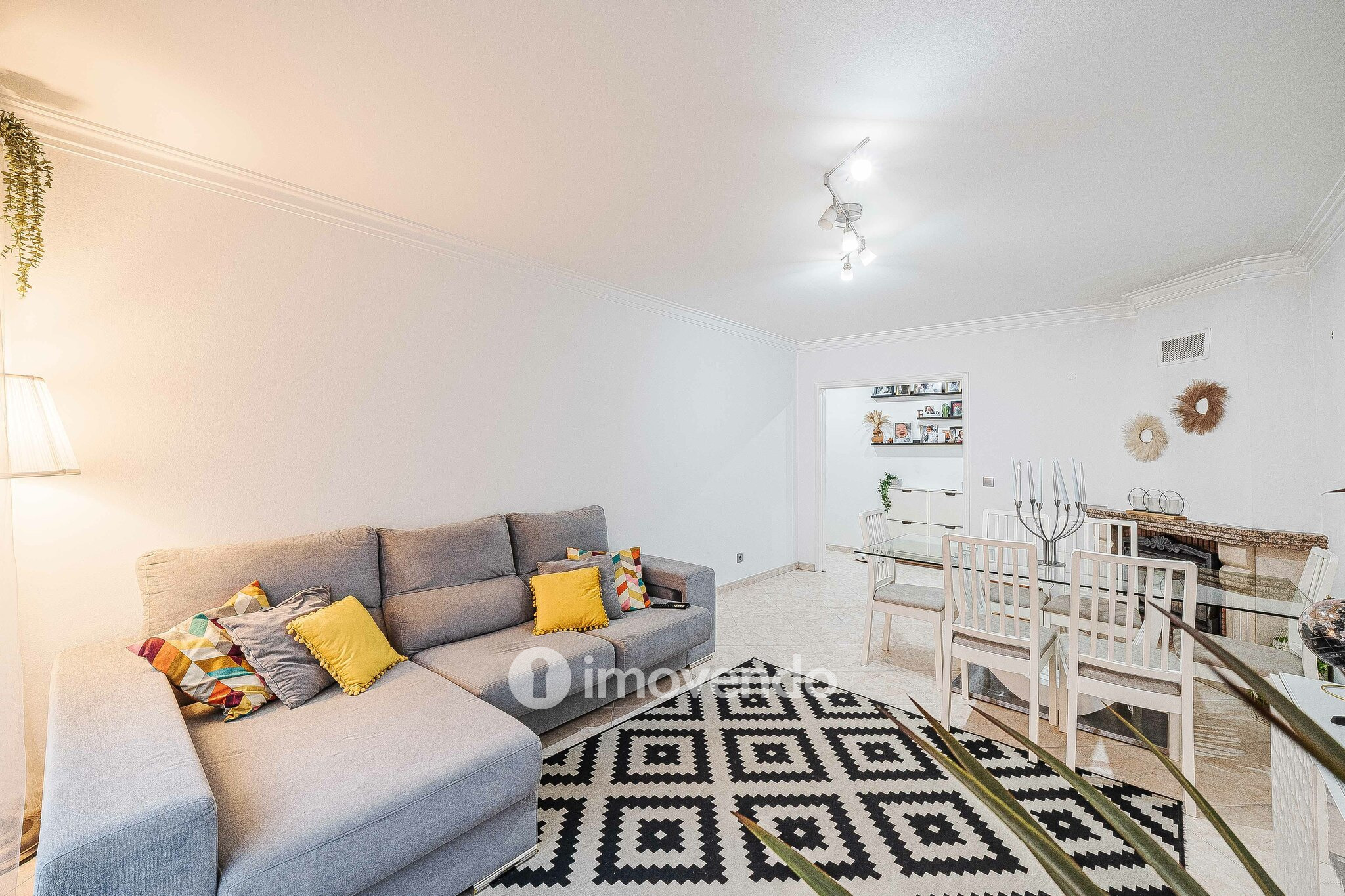 Apartamento T3, com estacionamento e arrecadação, na Ramada