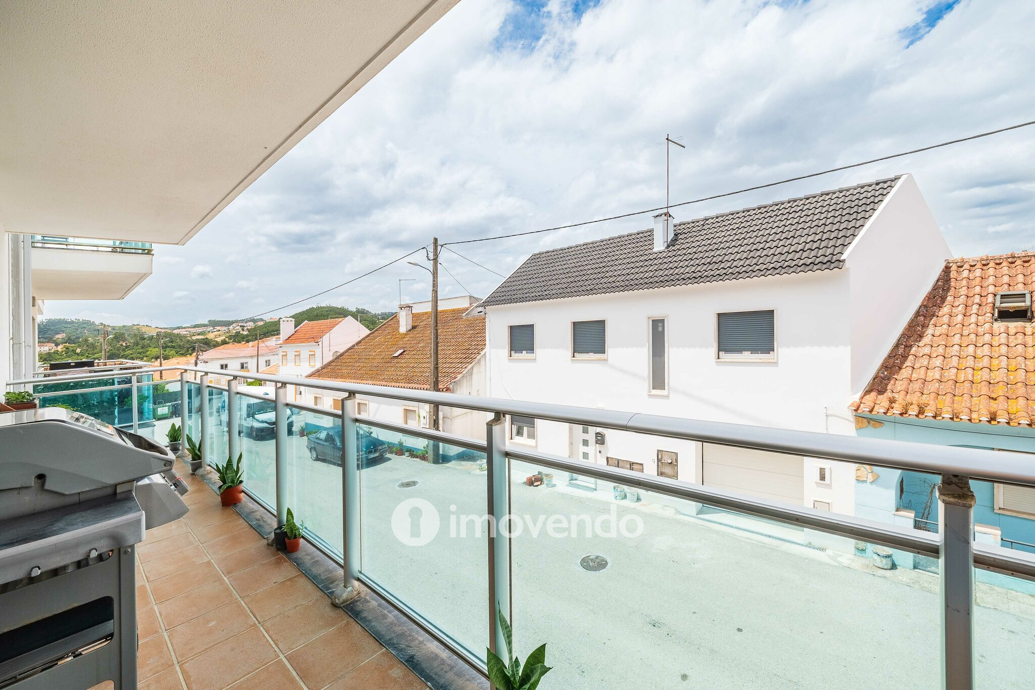 Apartamento T2 moderno, com garagem e varanda, no Milharado