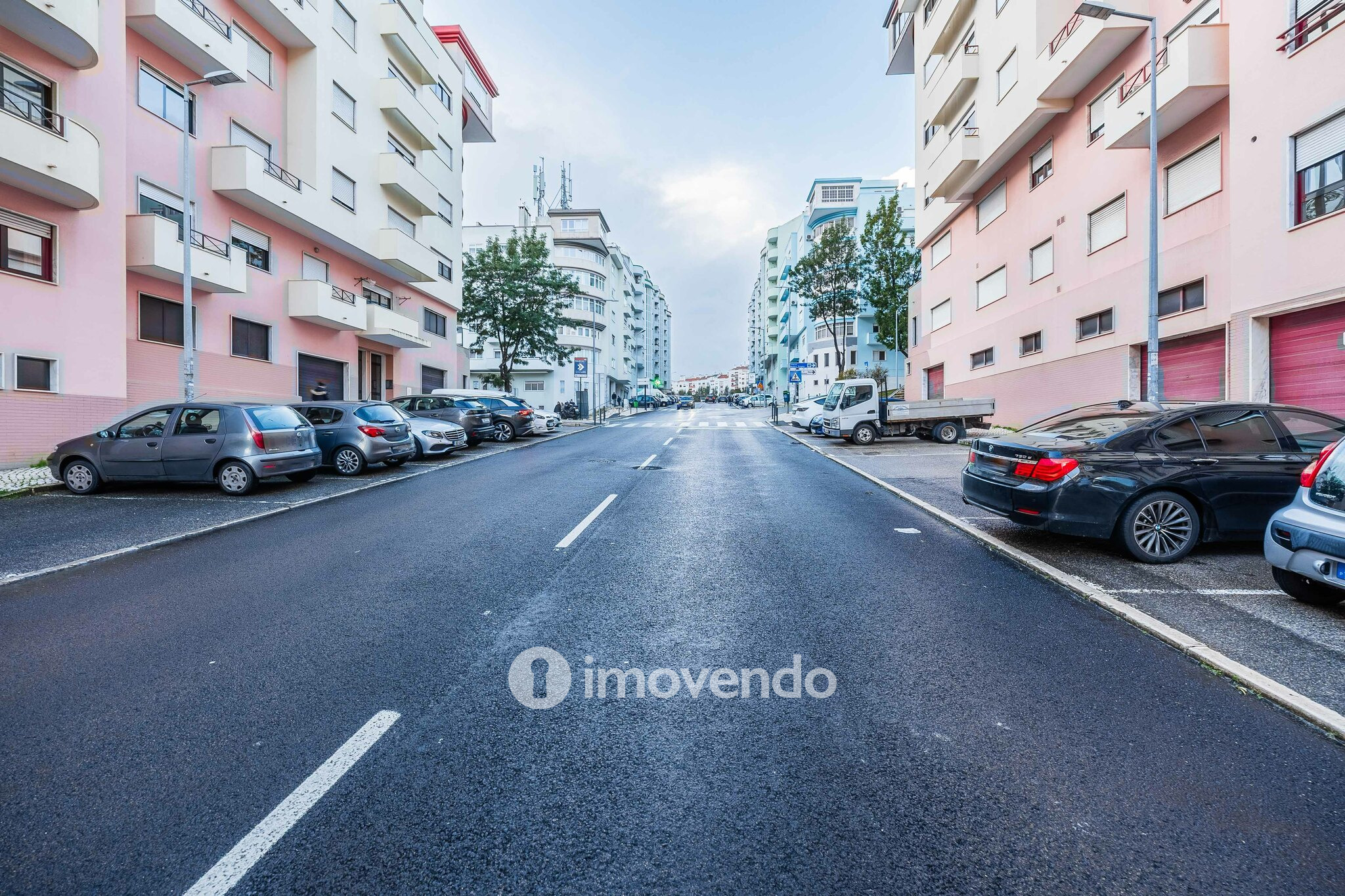 Apartamento T3, com estacionamento e arrecadação, na Ramada