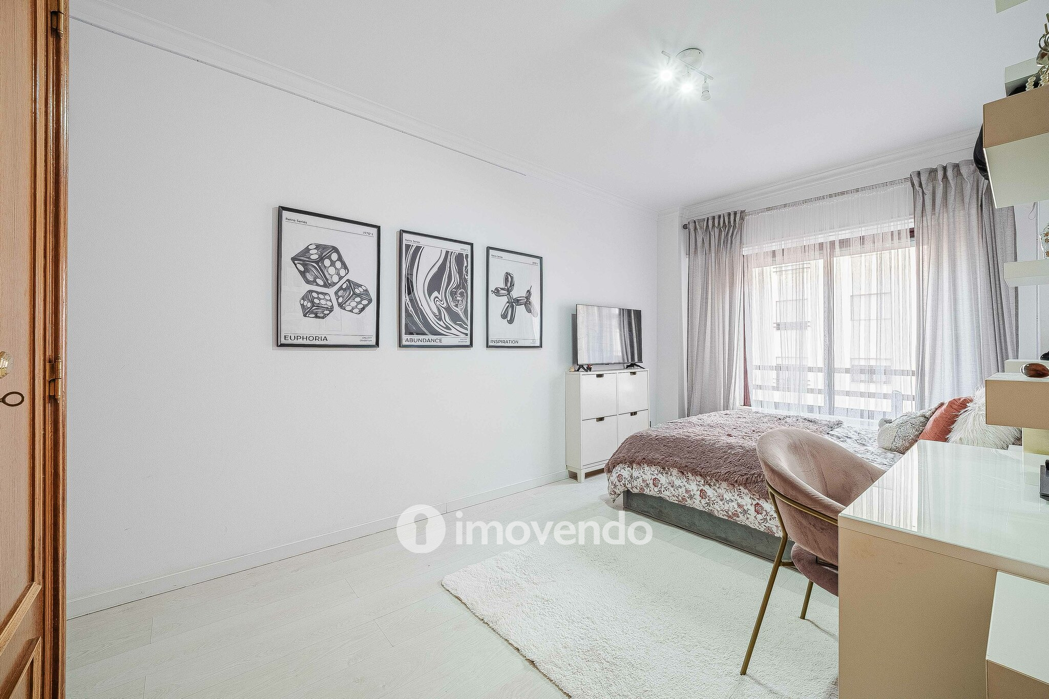 Apartamento T3, com estacionamento e arrecadação, na Ramada