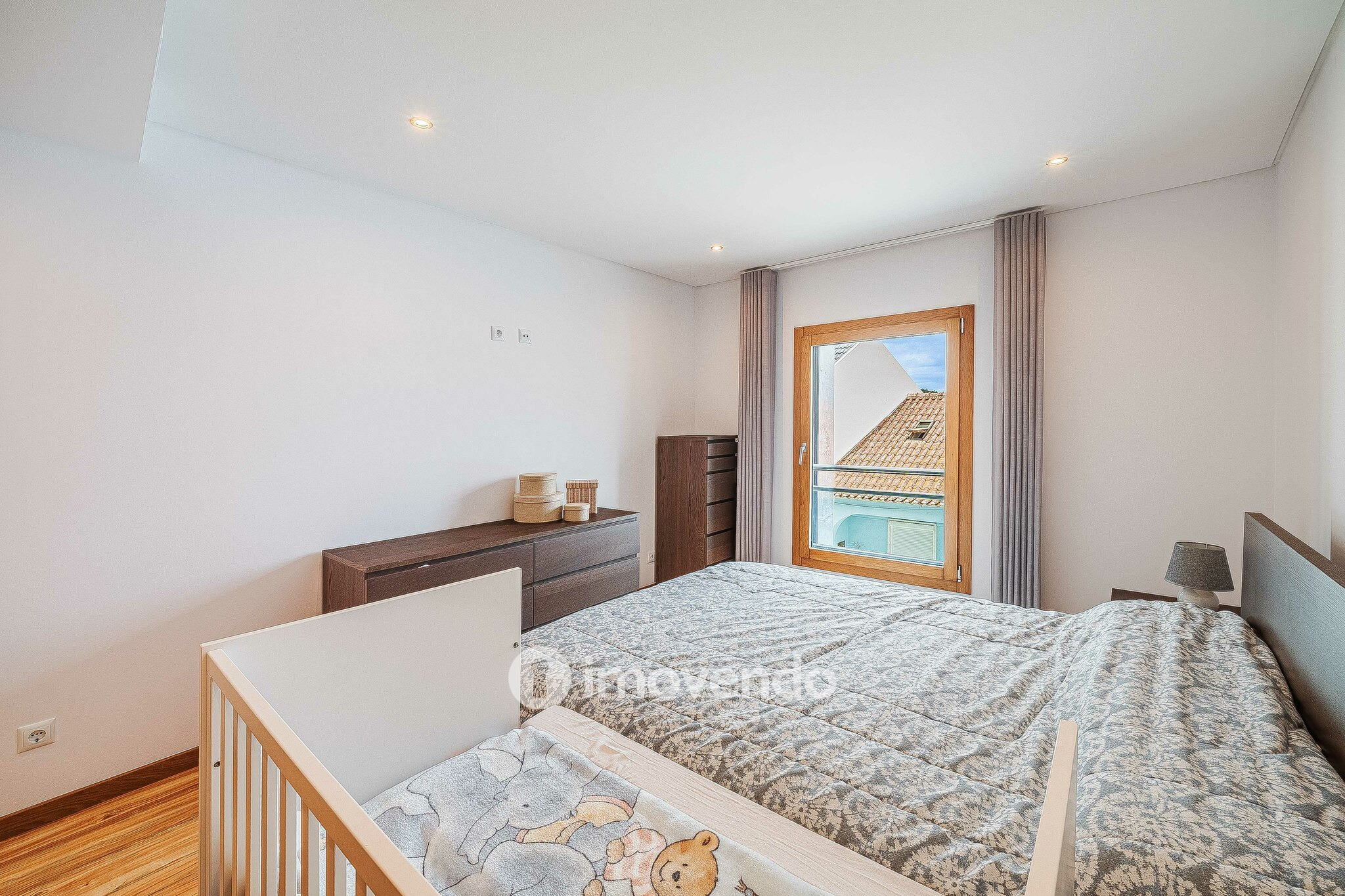 Apartamento T2 moderno, com garagem e varanda, no Milharado