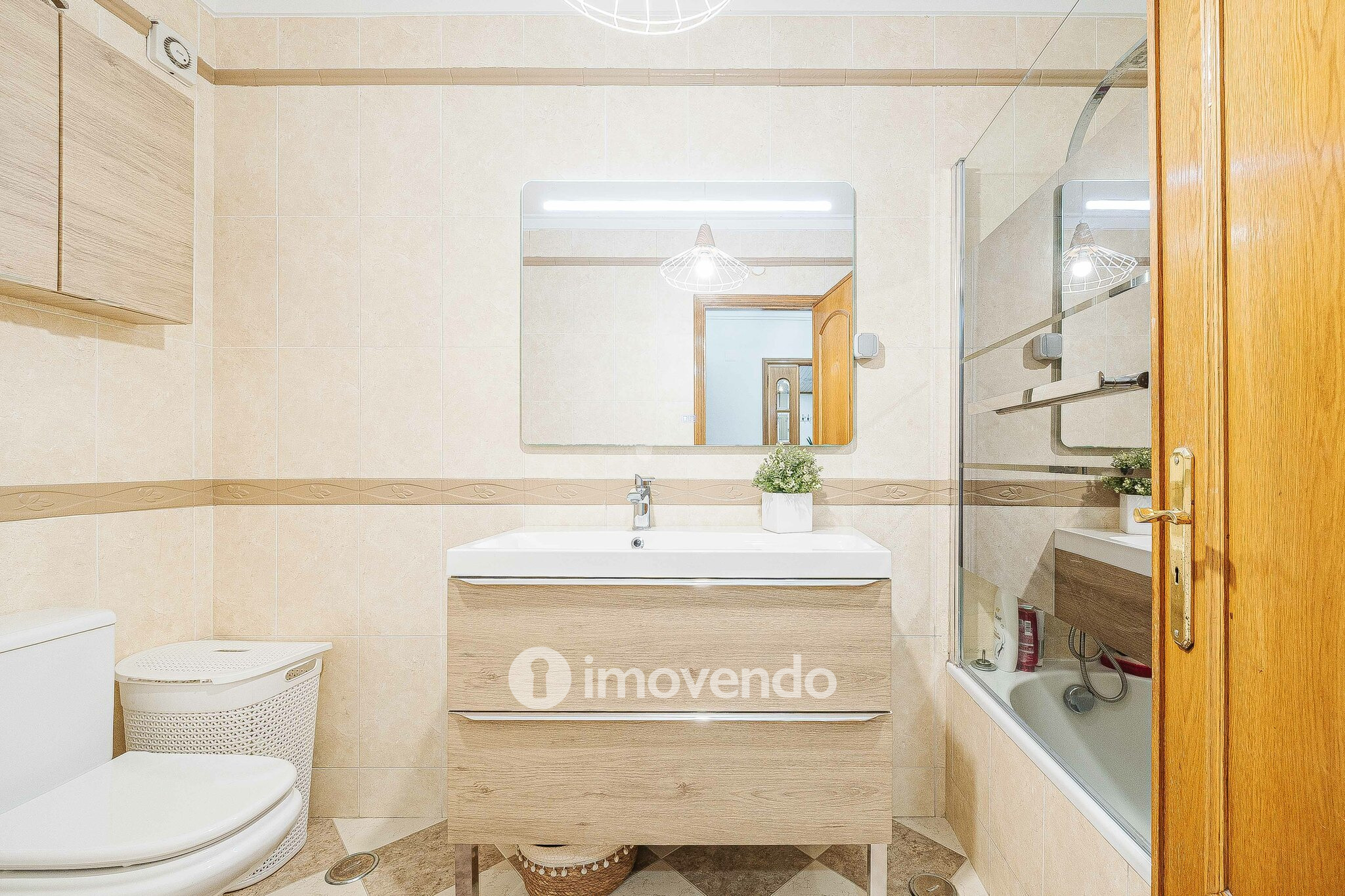 Apartamento T3, com estacionamento e arrecadação, na Ramada