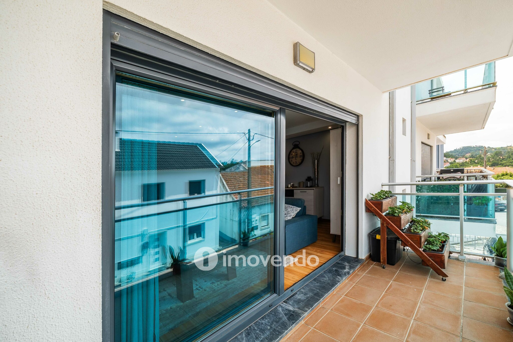 Apartamento T2 moderno, com garagem e varanda, no Milharado