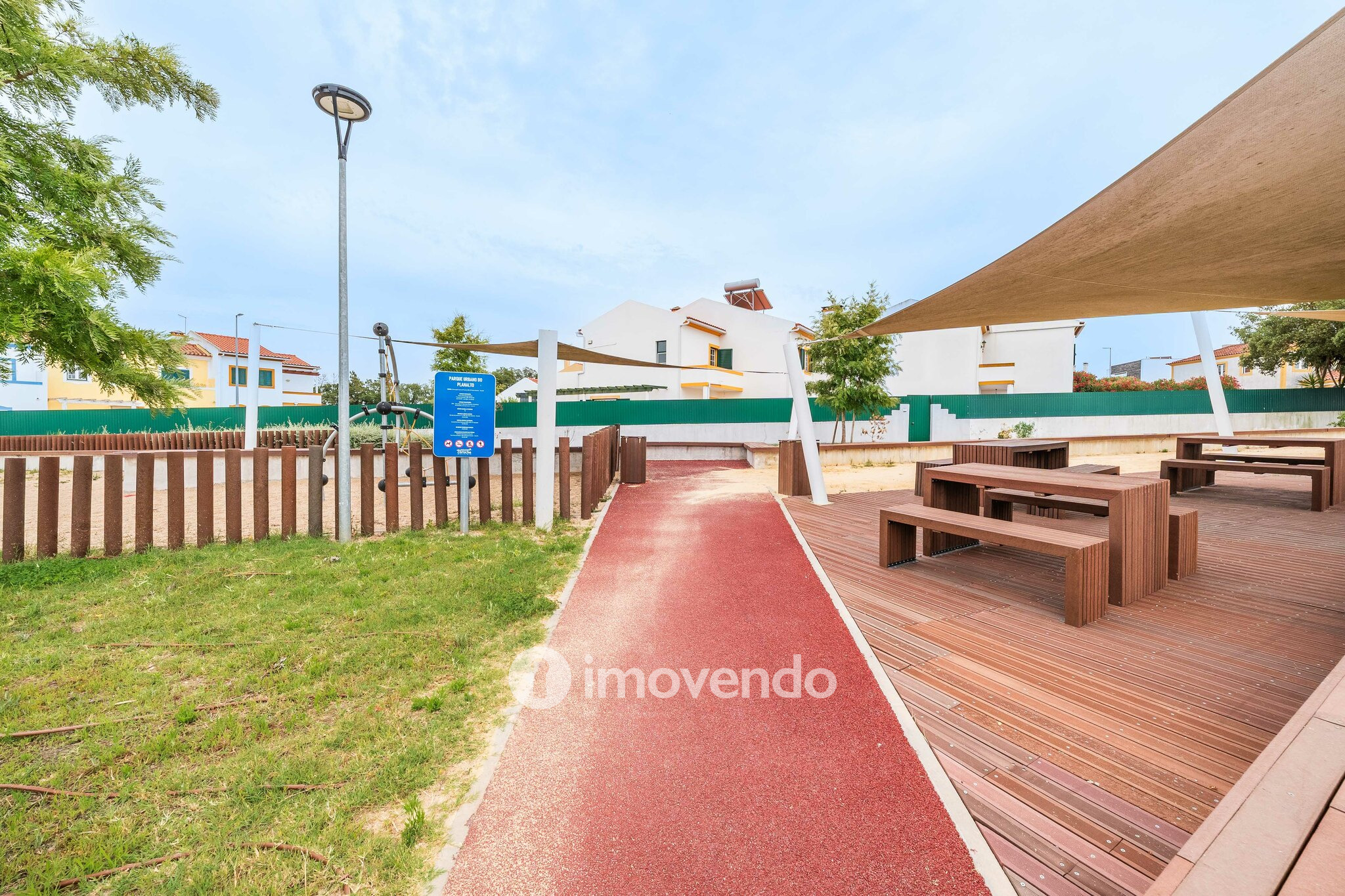 Moradia T4 com garagem e espaço exterior enorme, em Coruche