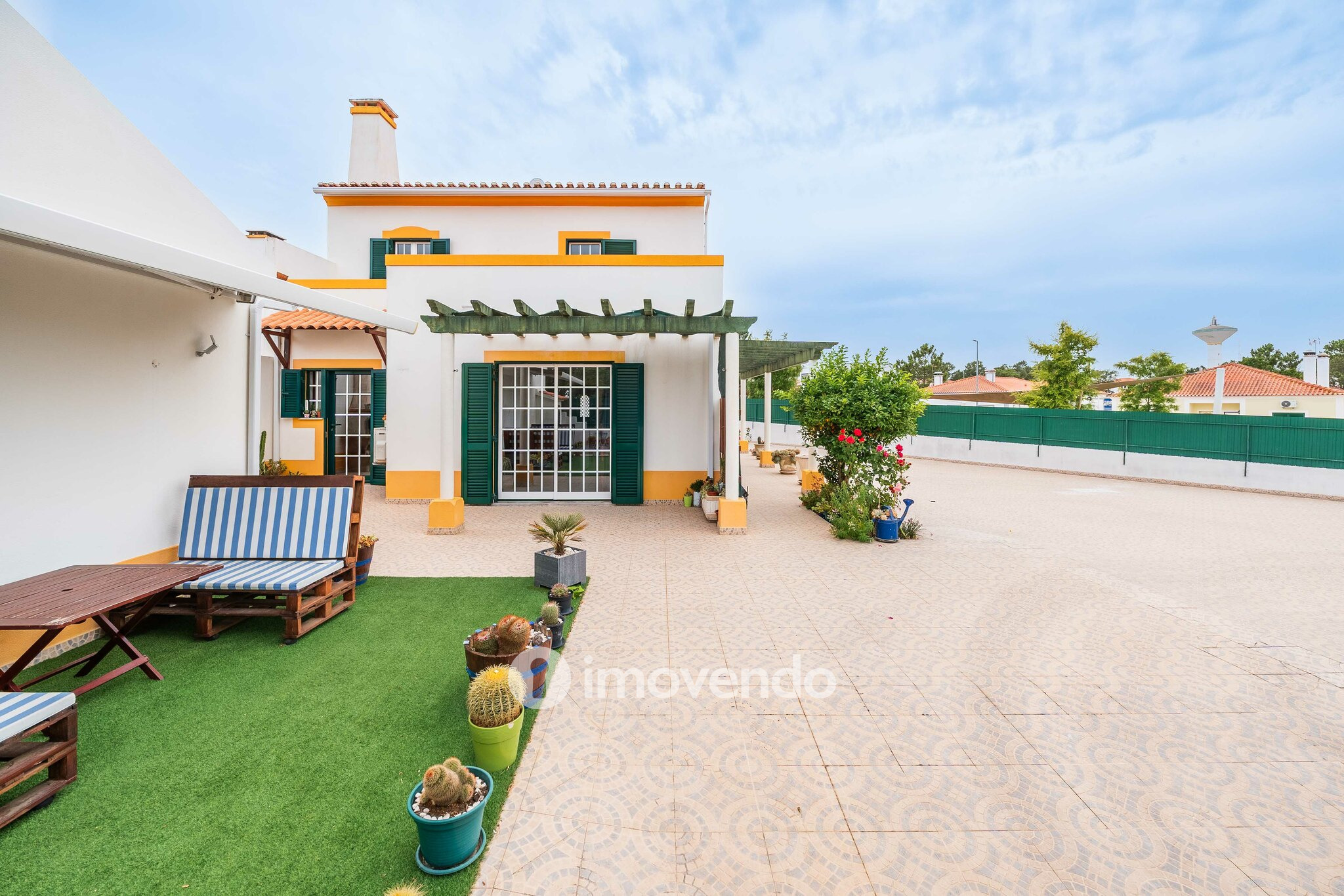 Moradia T4 com garagem e espaço exterior enorme, em Coruche