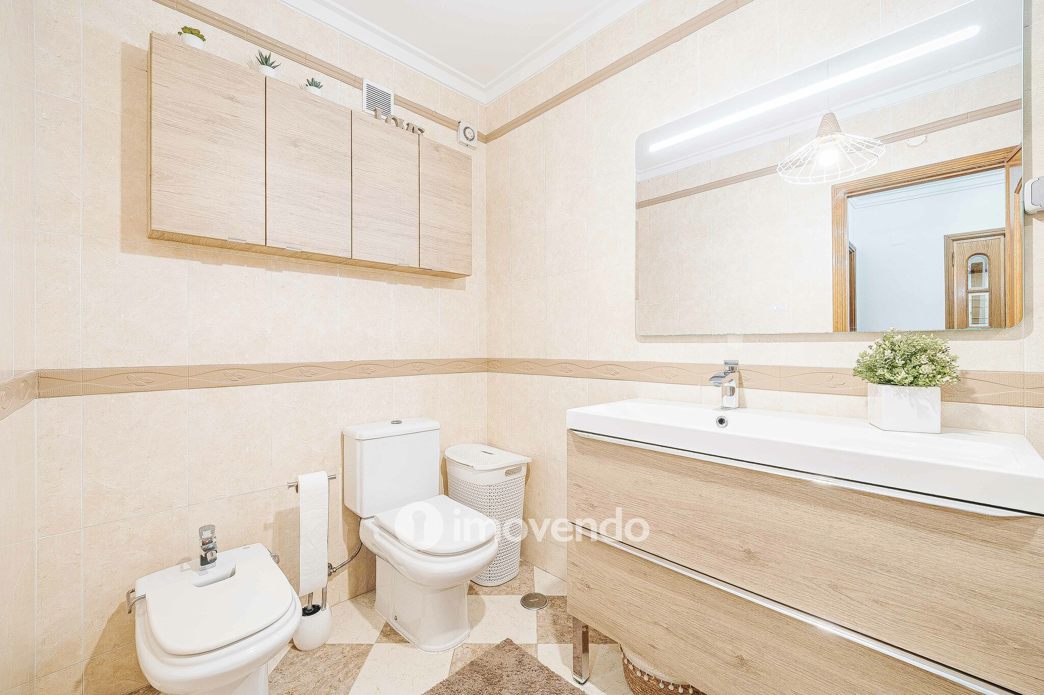 Apartamento T3, com estacionamento e arrecadação, na Ramada