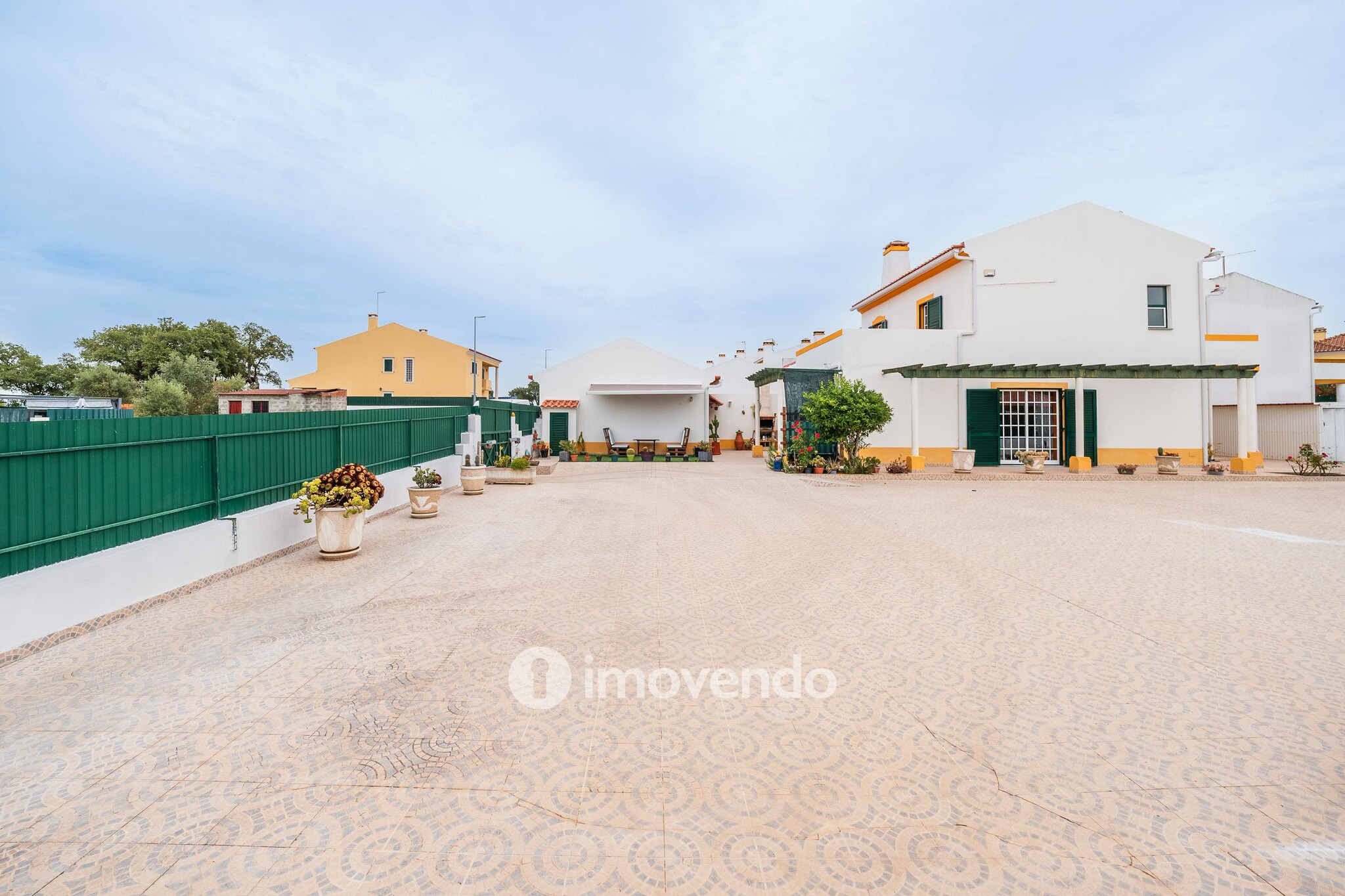 Moradia T4 com garagem e espaço exterior enorme, em Coruche