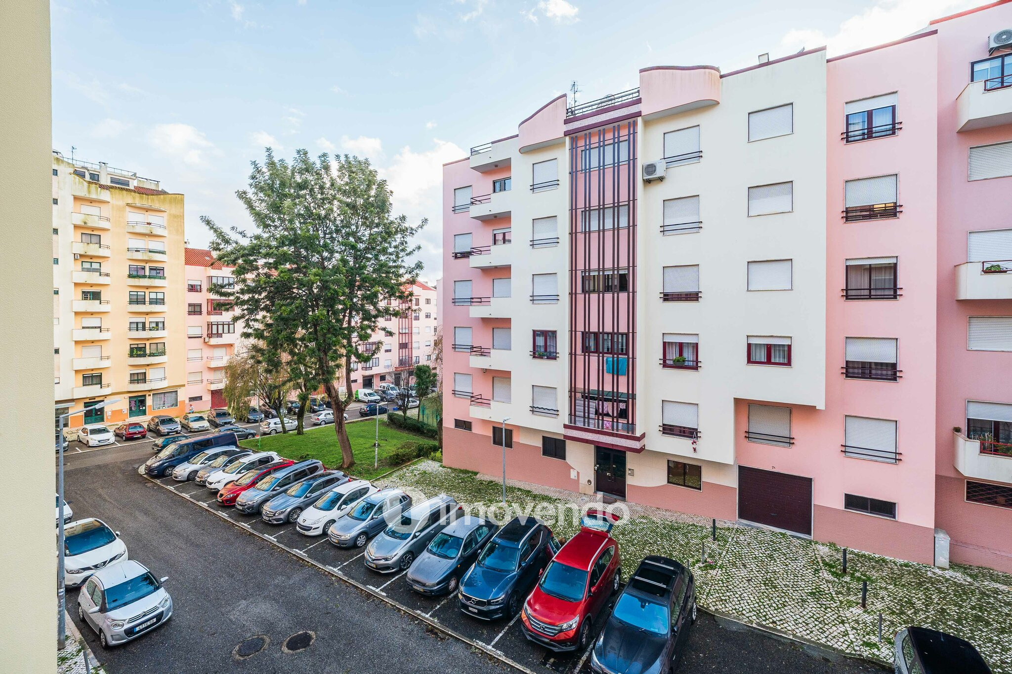 Apartamento T3, com estacionamento e arrecadação, na Ramada