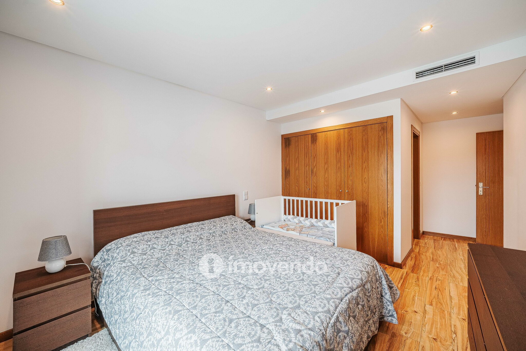 Apartamento T2 moderno, com garagem e varanda, no Milharado