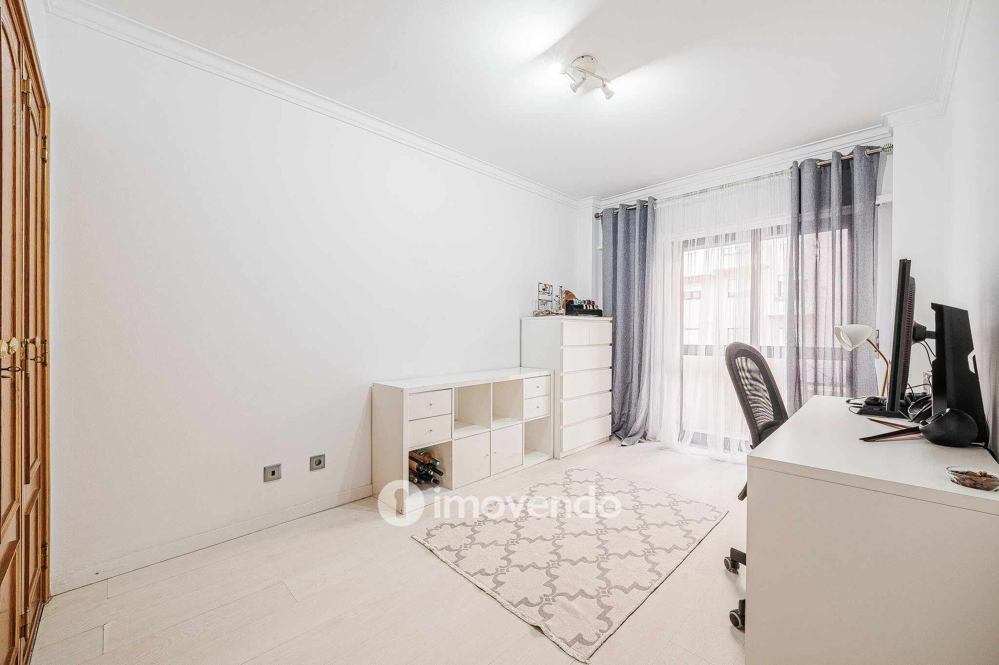 Apartamento T3, com estacionamento e arrecadação, na Ramada