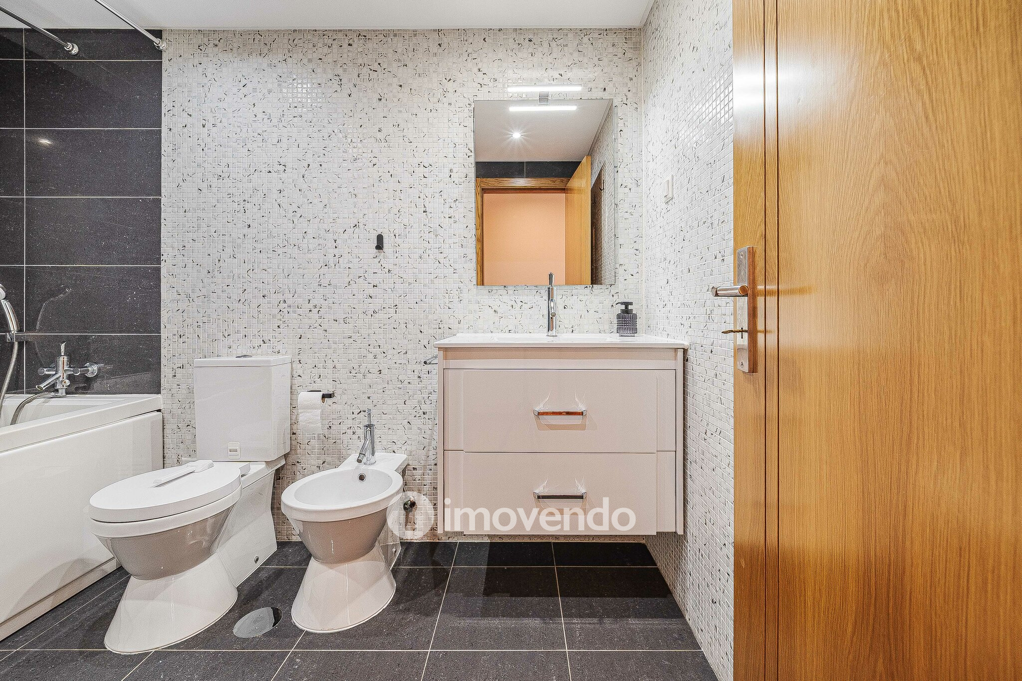 Apartamento T2 moderno, com garagem e varanda, no Milharado