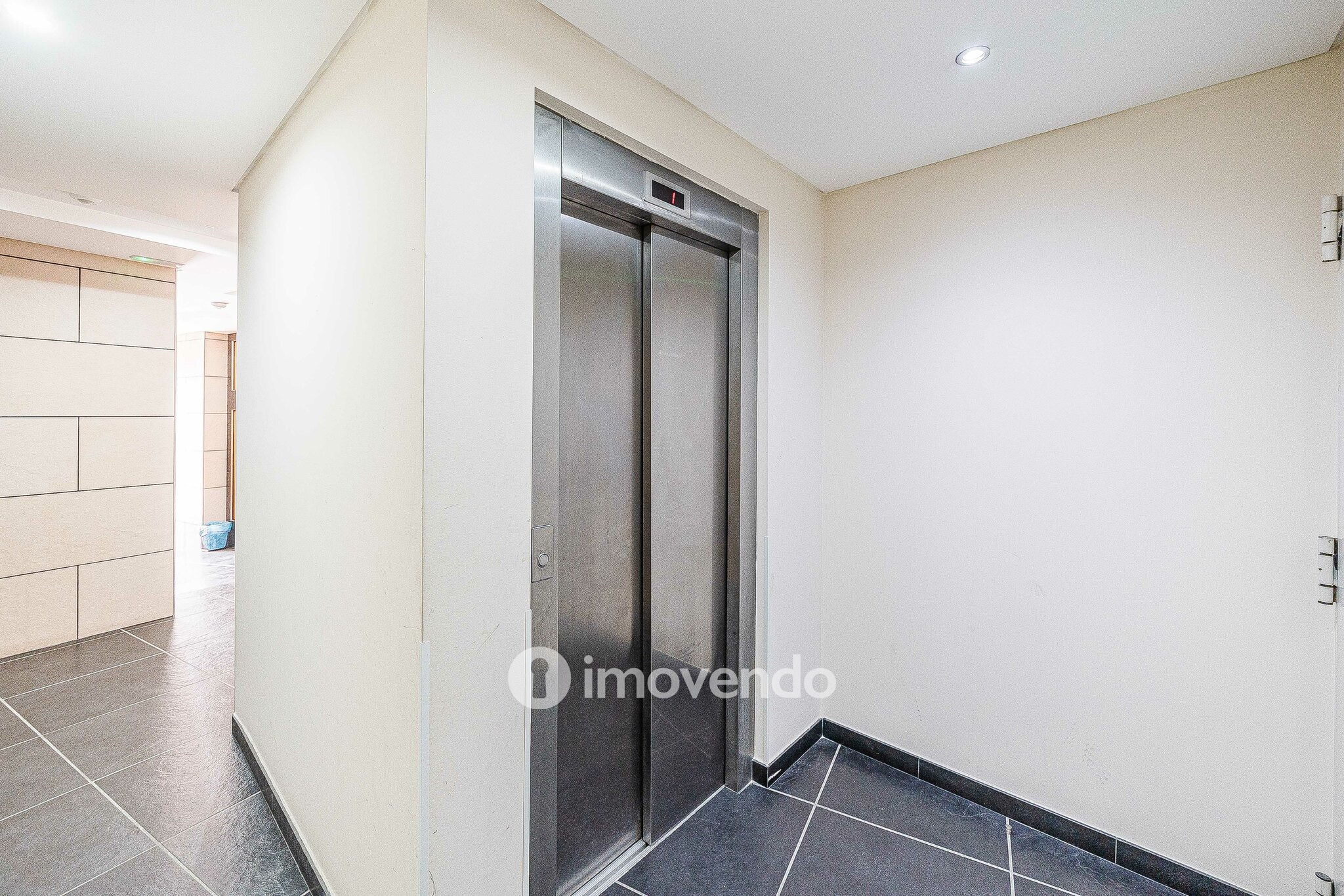 Apartamento T2 moderno, com garagem e varanda, no Milharado