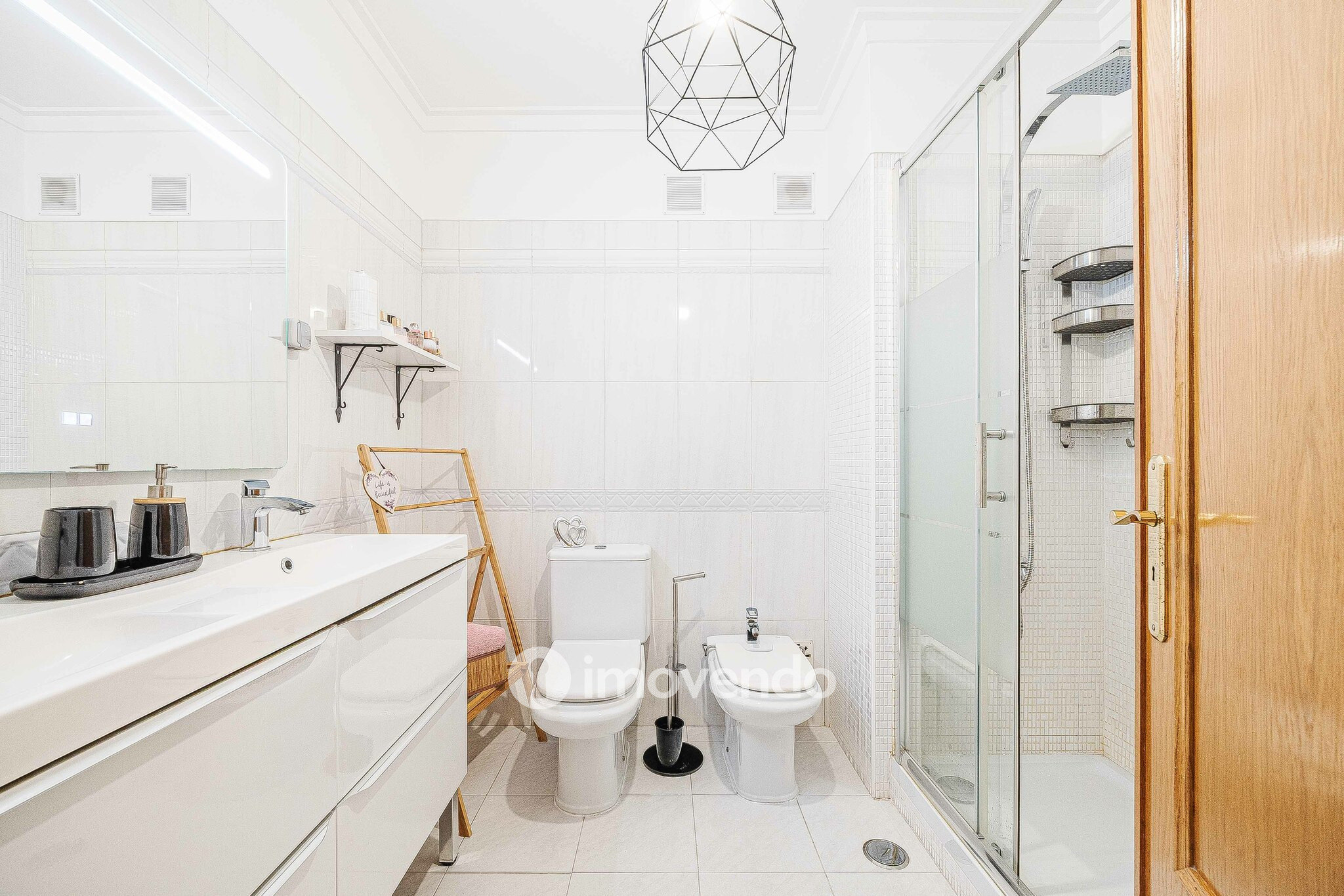 Apartamento T3, com estacionamento e arrecadação, na Ramada