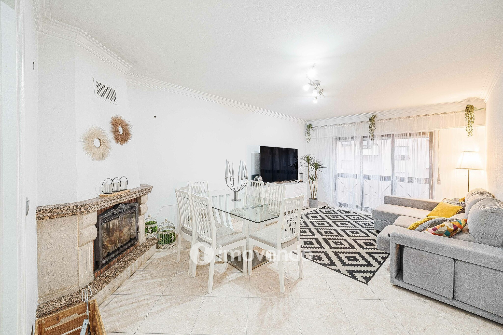 Apartamento T3, com estacionamento e arrecadação, na Ramada