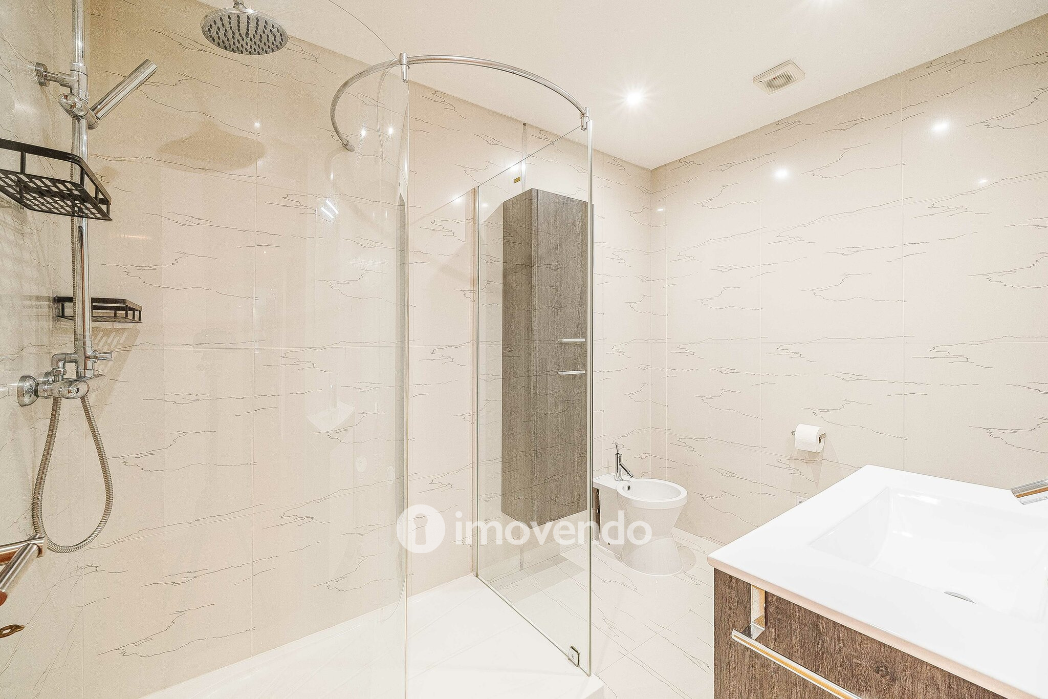Apartamento T2 moderno, com garagem e varanda, no Milharado