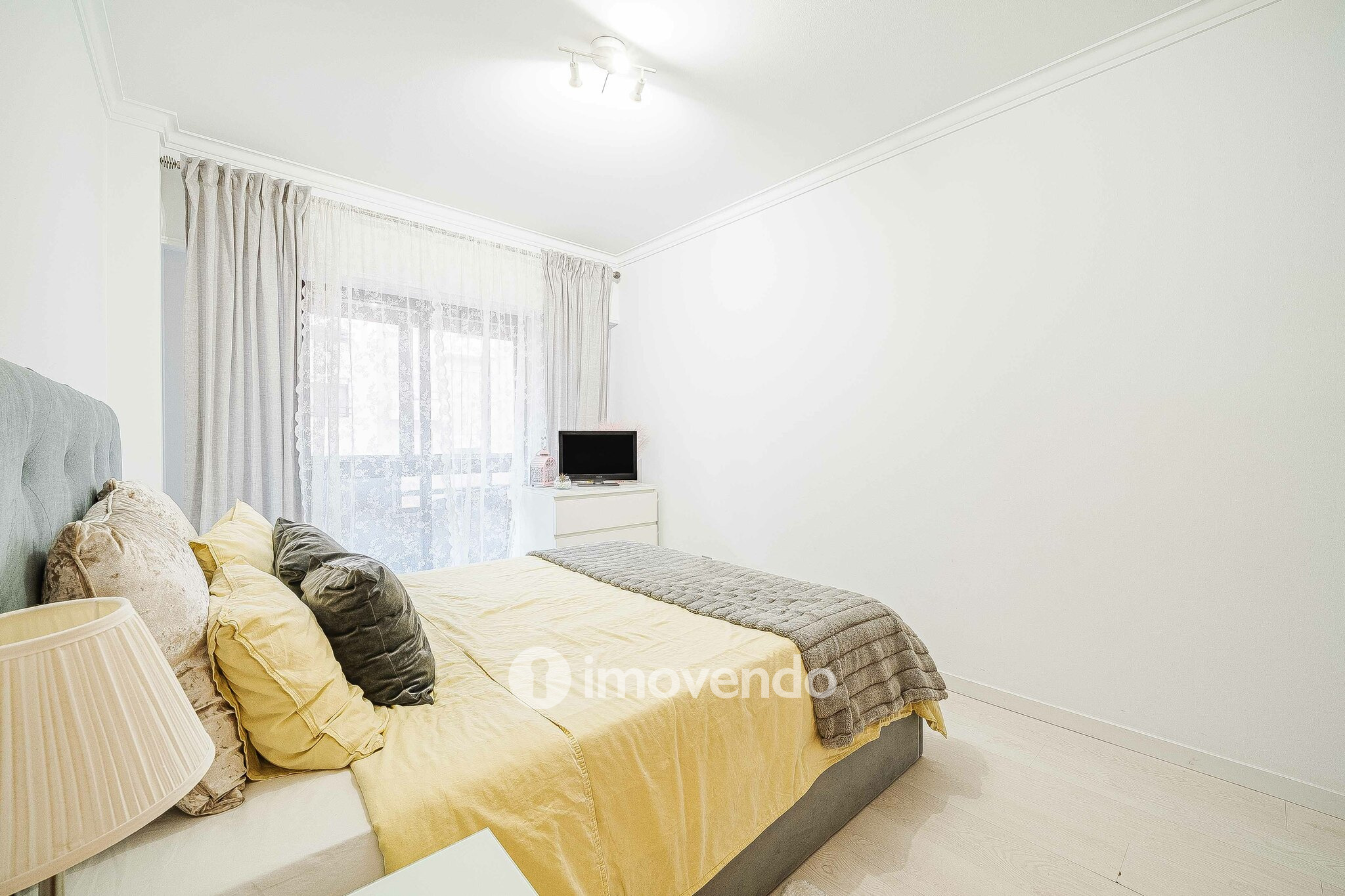 Apartamento T3, com estacionamento e arrecadação, na Ramada