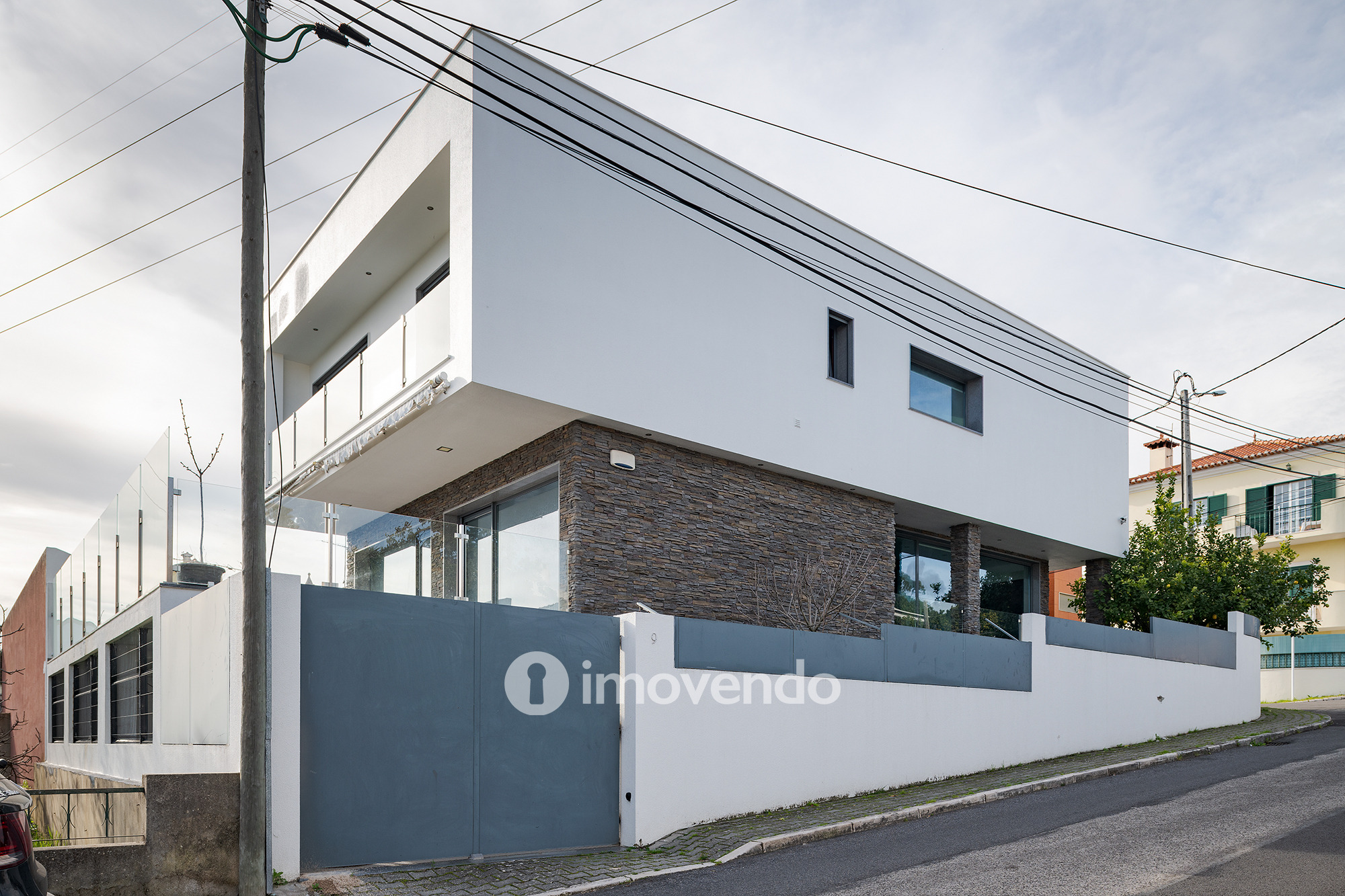 Moradia exclusiva T4, com garagem e jardim, em Loures