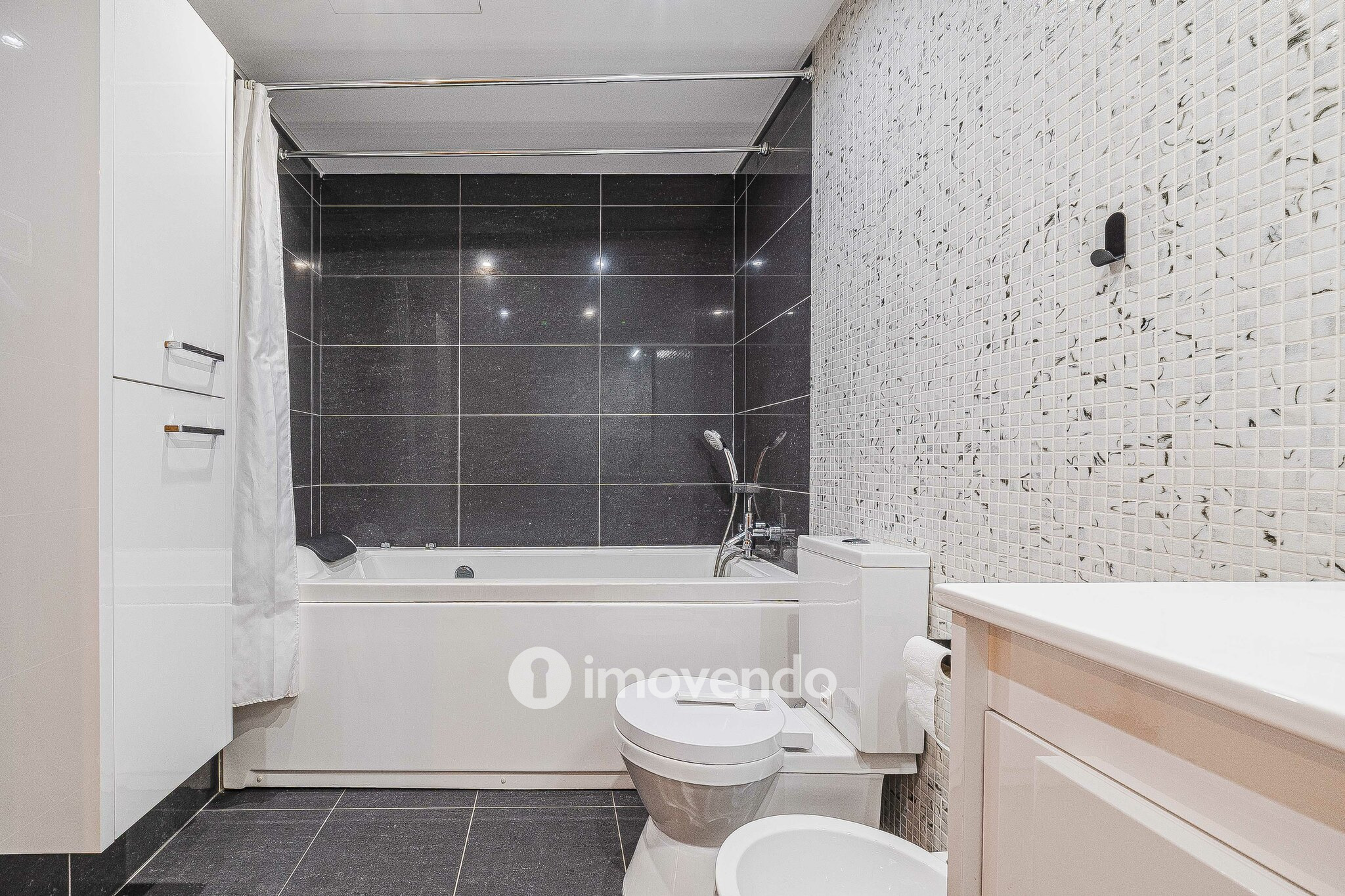 Apartamento T2 moderno, com garagem e varanda, no Milharado