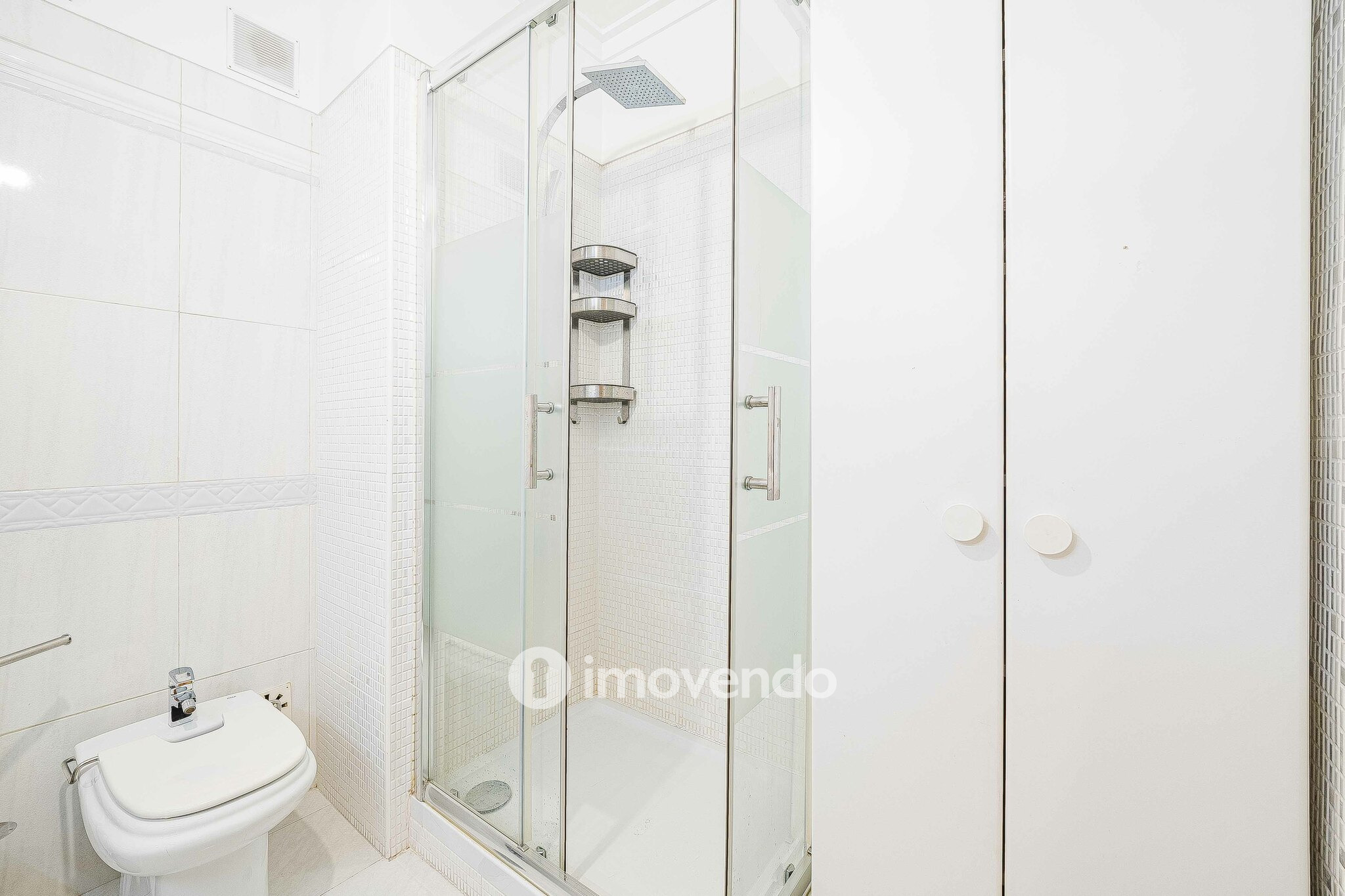 Apartamento T3, com estacionamento e arrecadação, na Ramada