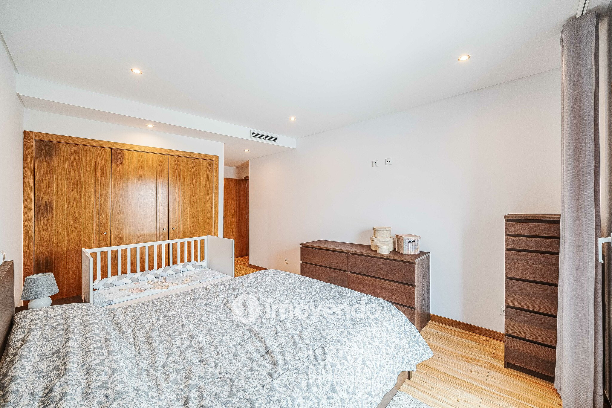 Apartamento T2 moderno, com garagem e varanda, no Milharado