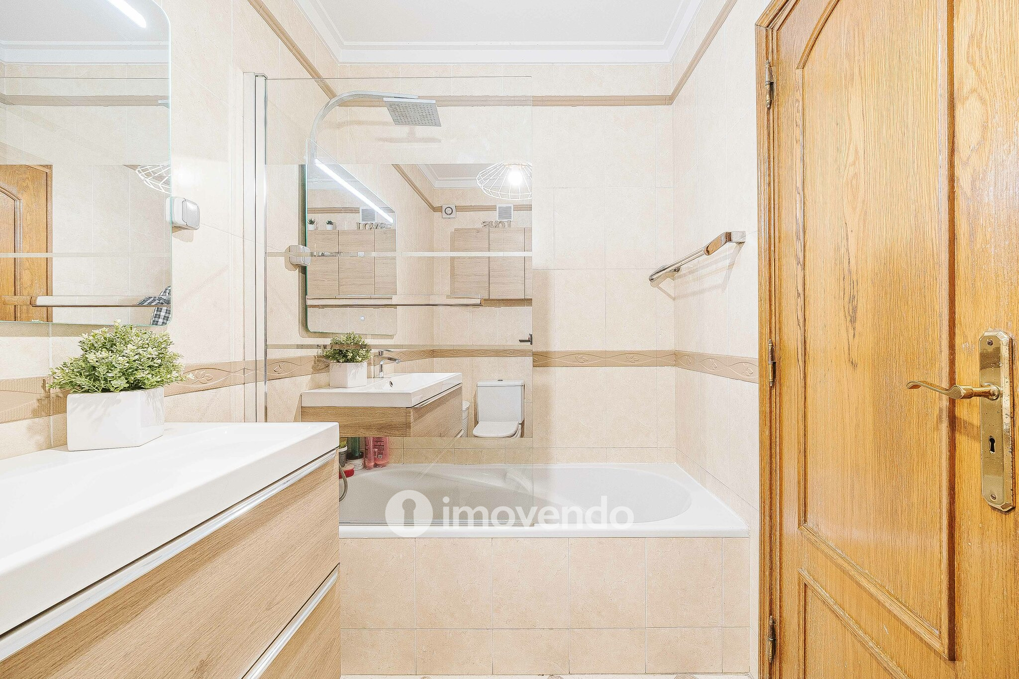 Apartamento T3, com estacionamento e arrecadação, na Ramada