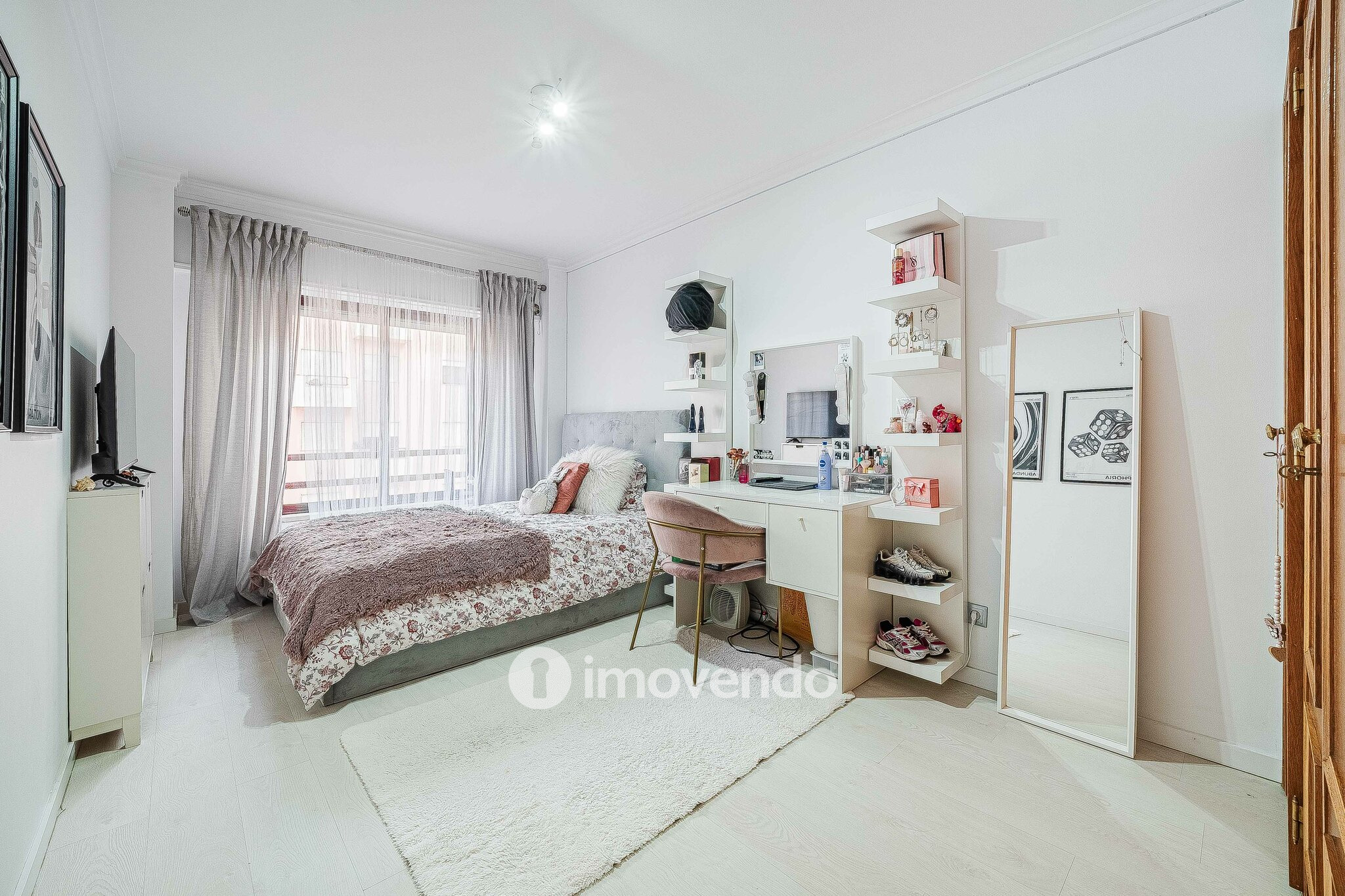 Apartamento T3, com estacionamento e arrecadação, na Ramada