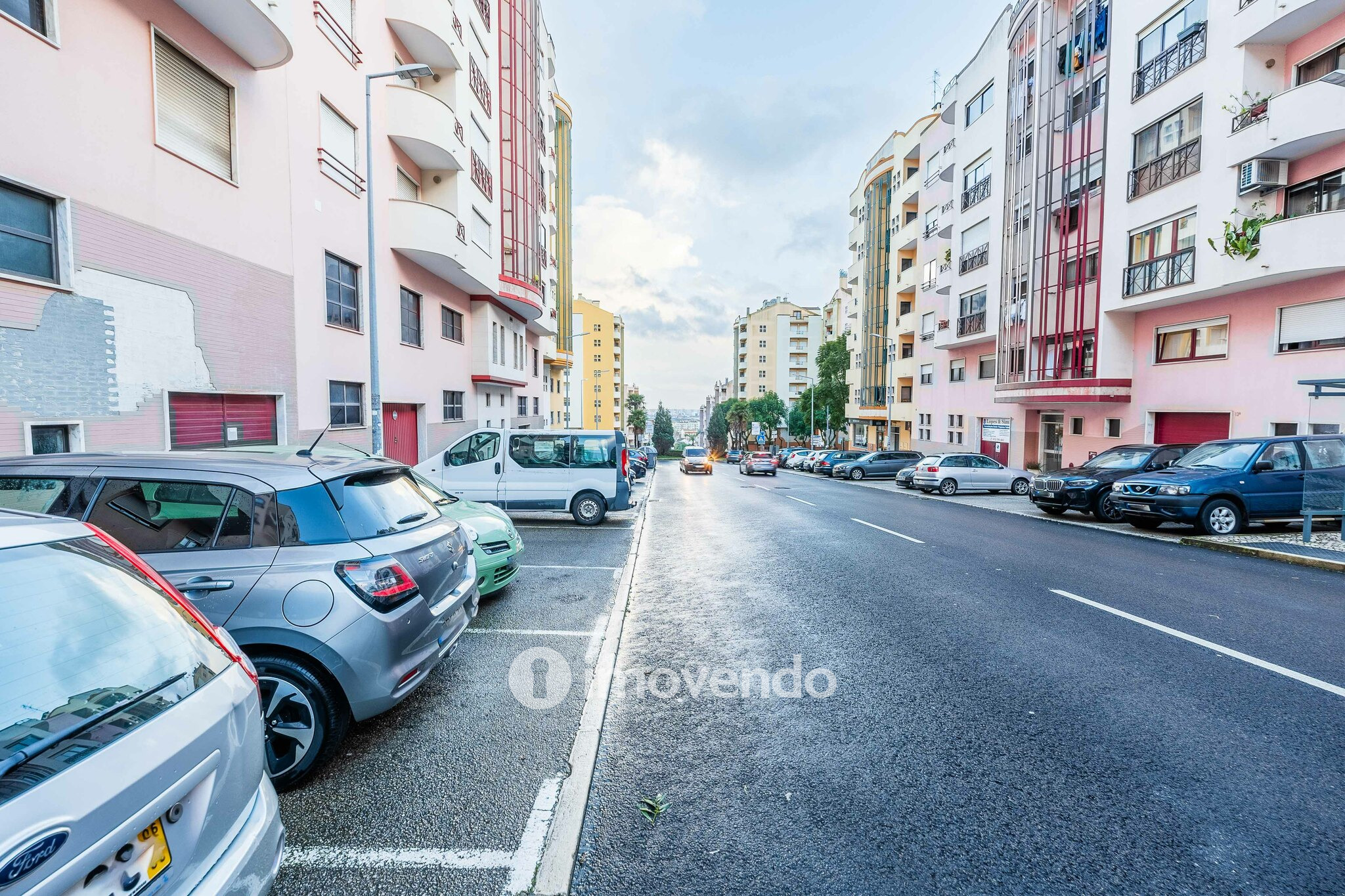 Apartamento T3, com estacionamento e arrecadação, na Ramada