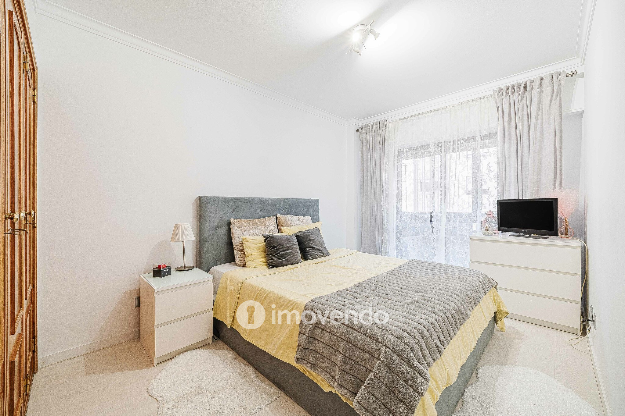 Apartamento T3, com estacionamento e arrecadação, na Ramada