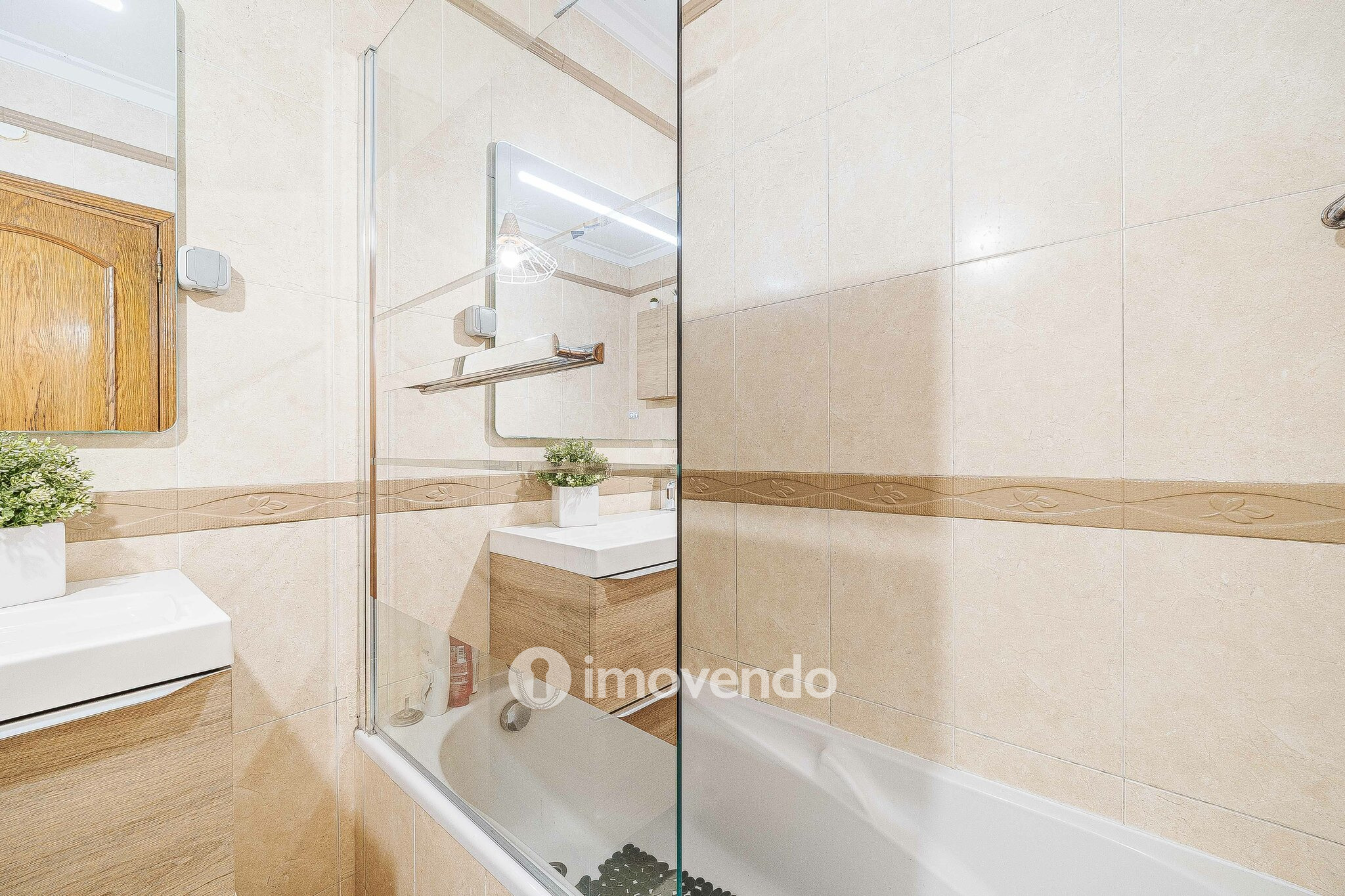 Apartamento T3, com estacionamento e arrecadação, na Ramada